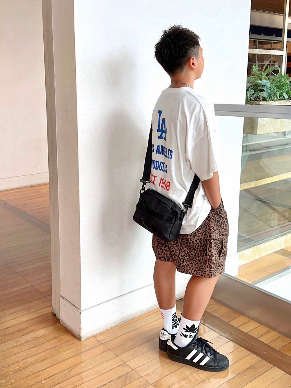 ホワイト系のTシャツ/カットソー、その他のカーゴパンツ、ブラック系のショルダーバッグを着用したキッズの秋コーディネートの1枚目の写真