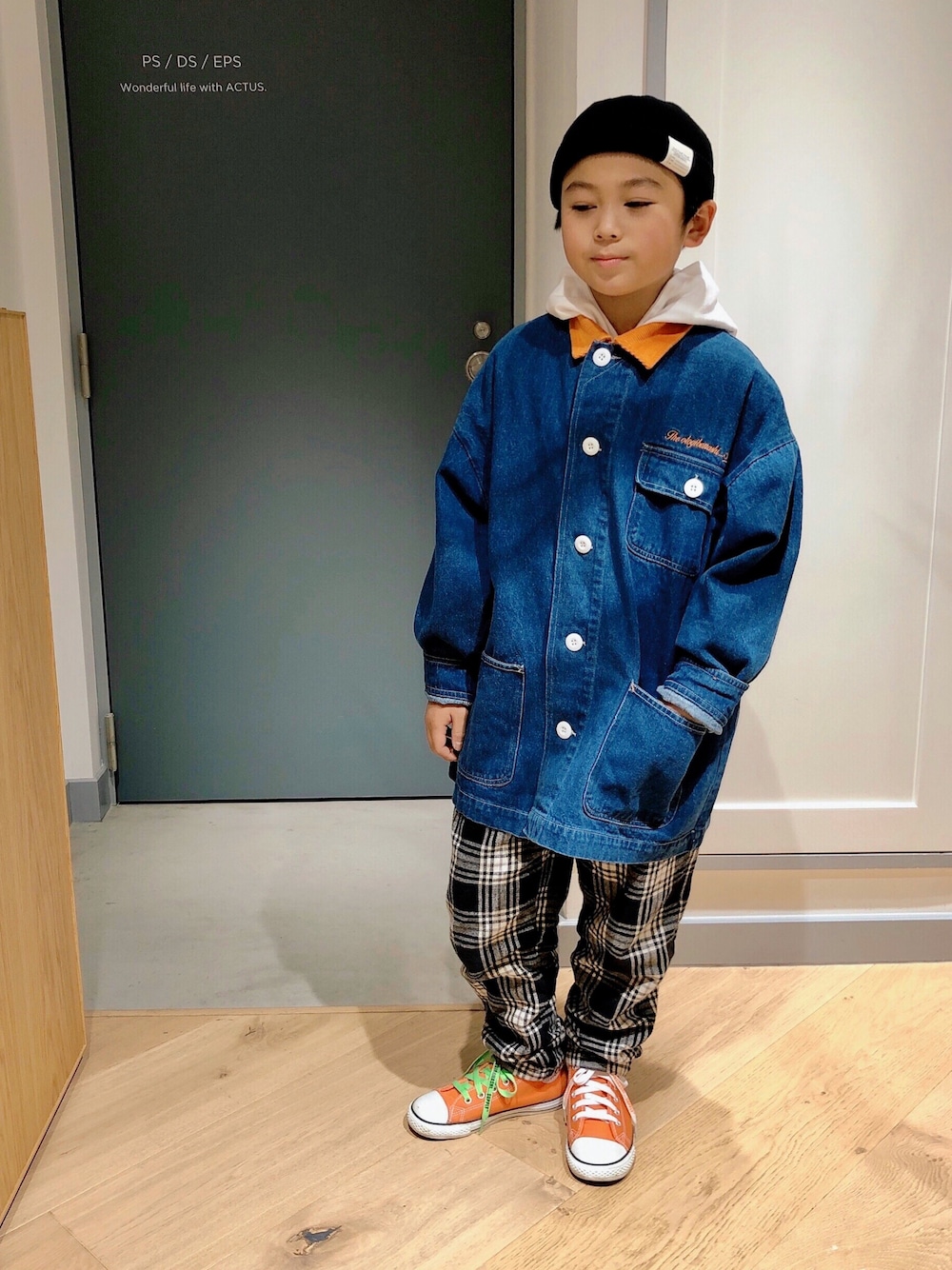 ブルー系のデニムジャケット、ブルー系のパーカー、その他のパンツを着用したキッズの冬コーディネートの1枚目の写真