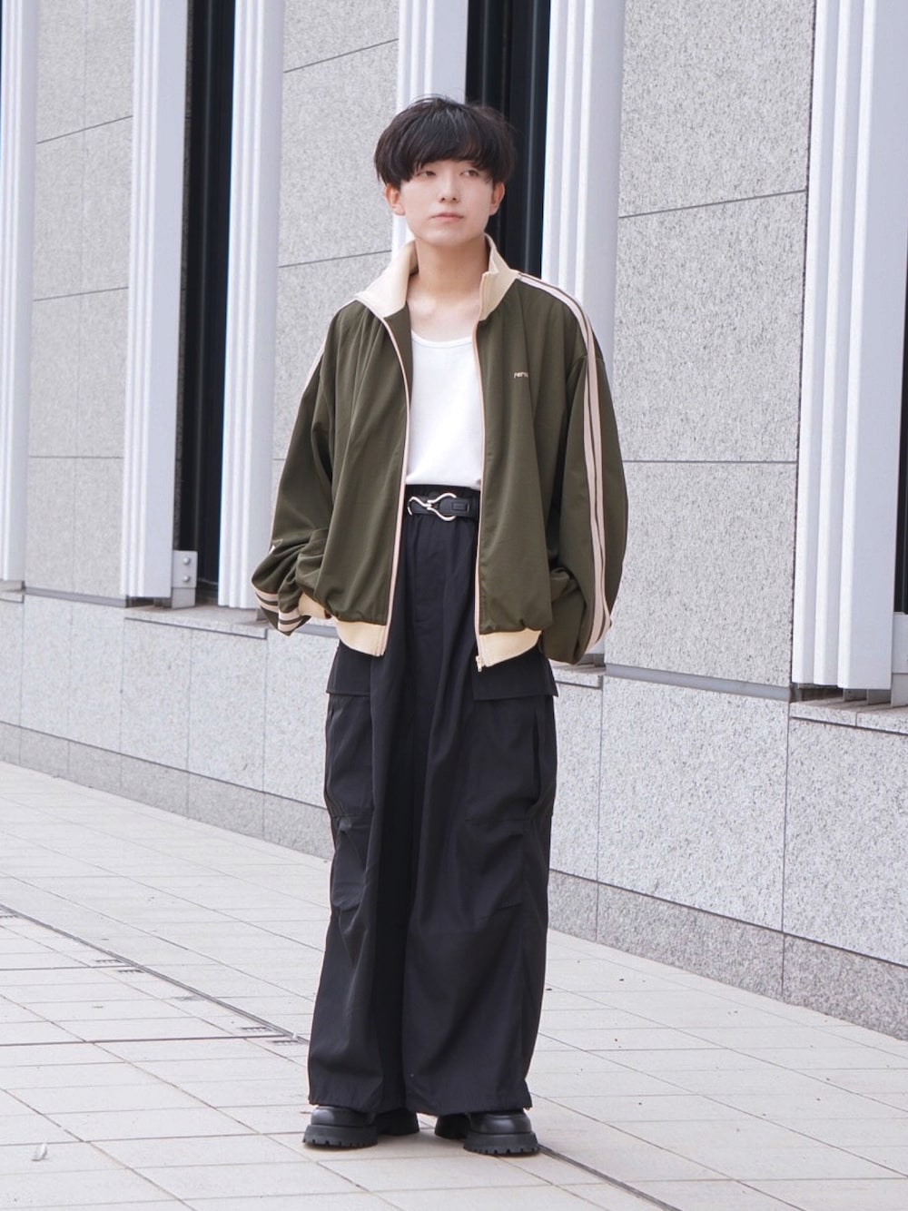 ブラック系のカーゴパンツ、グリーン系のブルゾン、ブラック系のドレスシューズを着用したメンズの秋コーディネートの1枚目の写真