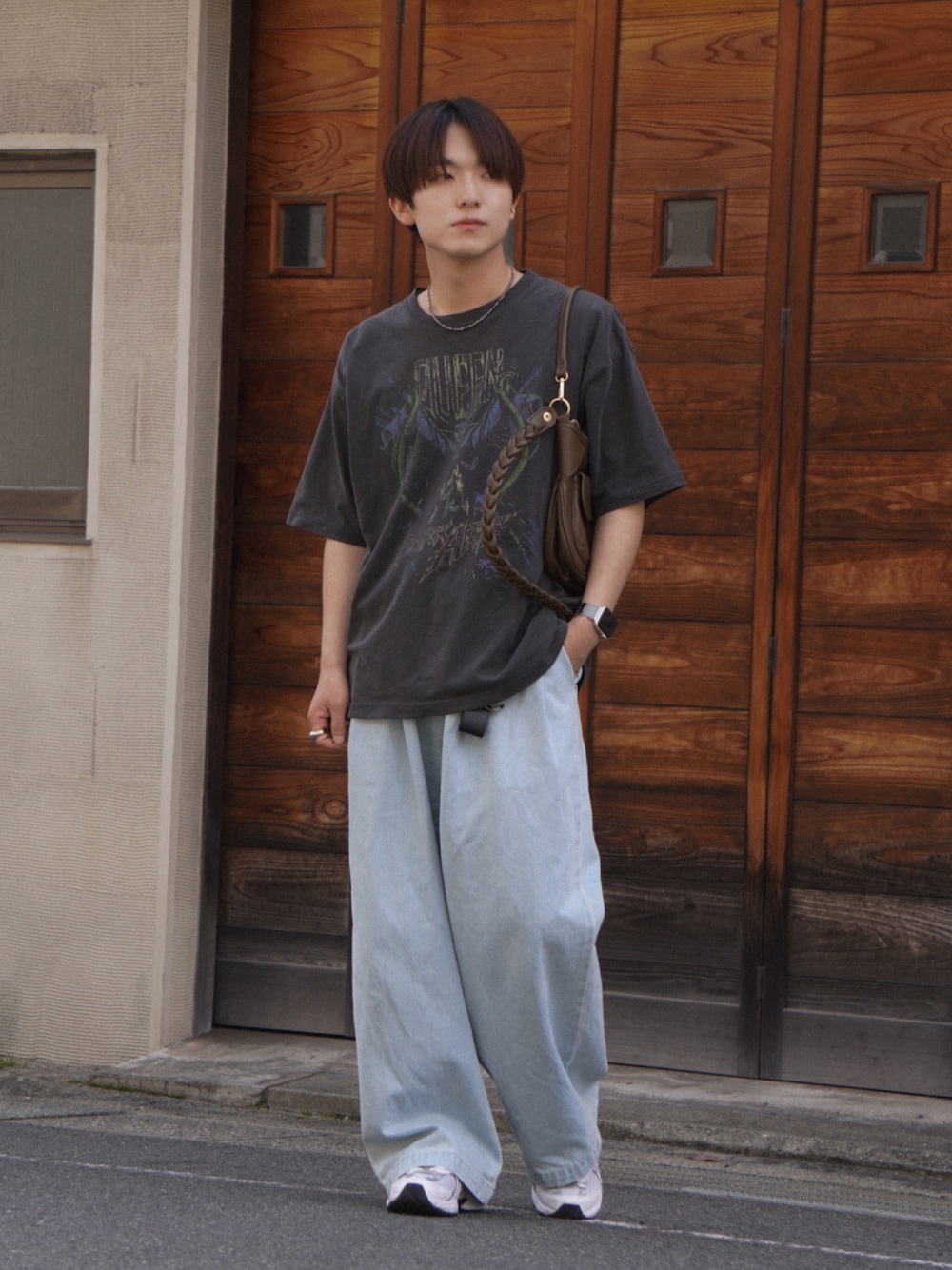 「夏コーデ、大人カジュアル、Tシャツ、バンドT、デニム、デニムパンツ、初夏コーデ、デートコーデ、プチプラ、スニーカー、スニーカーコーデ、春夏コーデ、古着MIX、メンズコーデ、低身長コーデ」｜「Disneyの24SS 新柄追加【Disney / ディズニー】Villains /ヴィランズ ヴィンテージライク ピグメント加工 ビッグシルエット 半袖プリントTシャツ カットソー ユニセックス（Tシャツ/カットソー、グレー系）」を使った、Kyoさん（メンズ・168cm）の春コーディネートの1枚目の写真