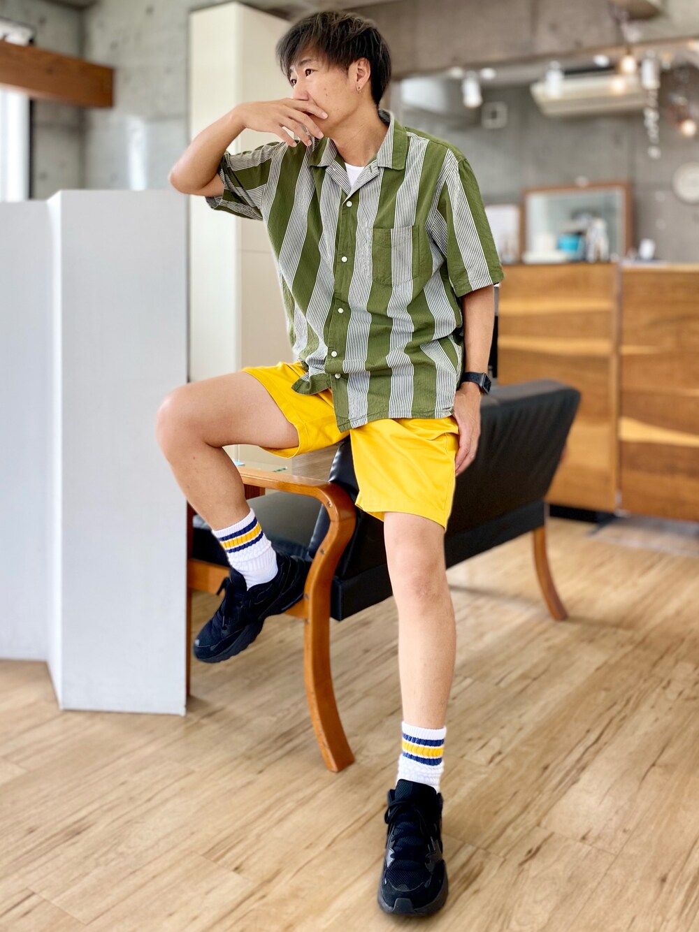 グリーン系のシャツ/ブラウス、イエロー系のチノパンツ、ブラック系のスニーカーを着用したメンズの夏コーディネートの1枚目の写真