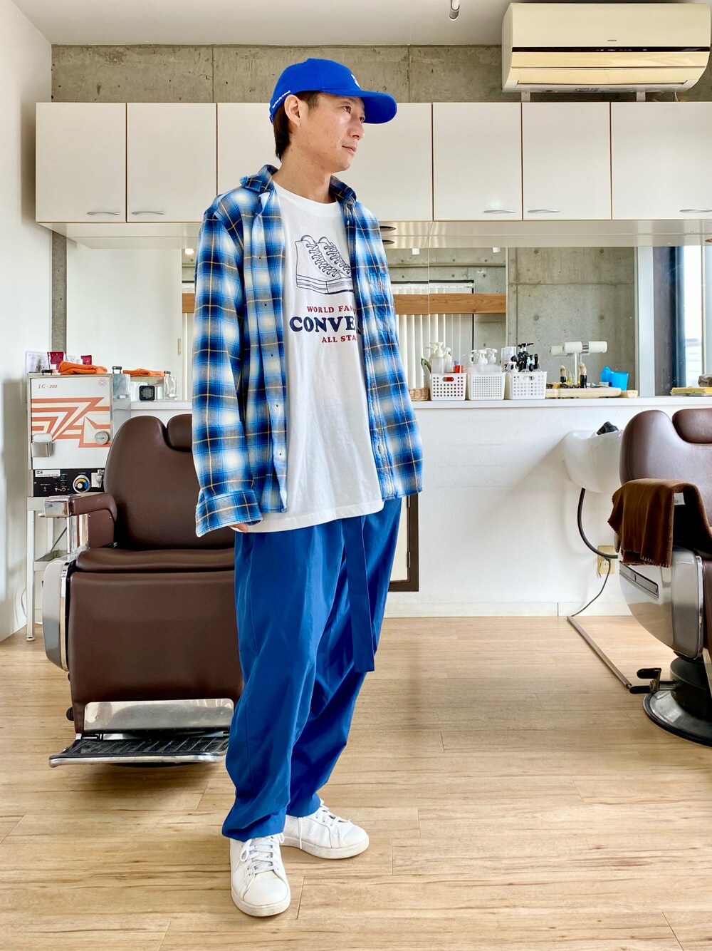 ホワイト系のスニーカー、ブルー系のその他パンツ、ブルー系のシャツ/ブラウスを着用したメンズの春コーディネートの1枚目の写真