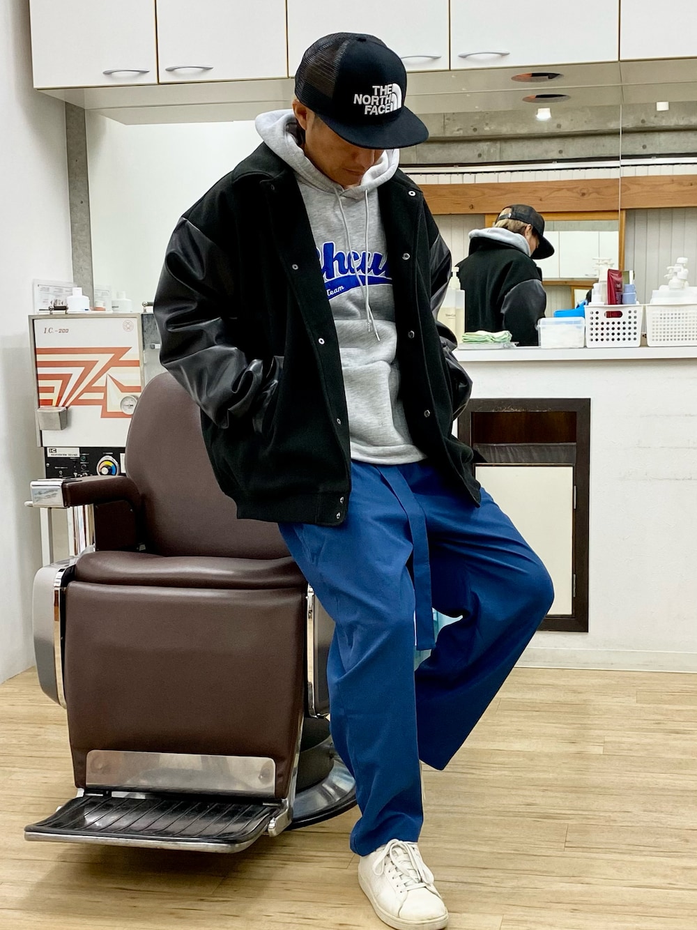 「大人コーデ、ストリート、パーカー、オーバーサイズ、カラーパンツ、グレー、ブルー、キャップ、スニーカー、スタジャン」｜「BenoのP/ライトツイル ベルト付き タックワイド テーパードパンツ（その他パンツ、ブルー系）」を使った、チョキさんさん（メンズ・170cm）の冬コーディネートの1枚目の写真