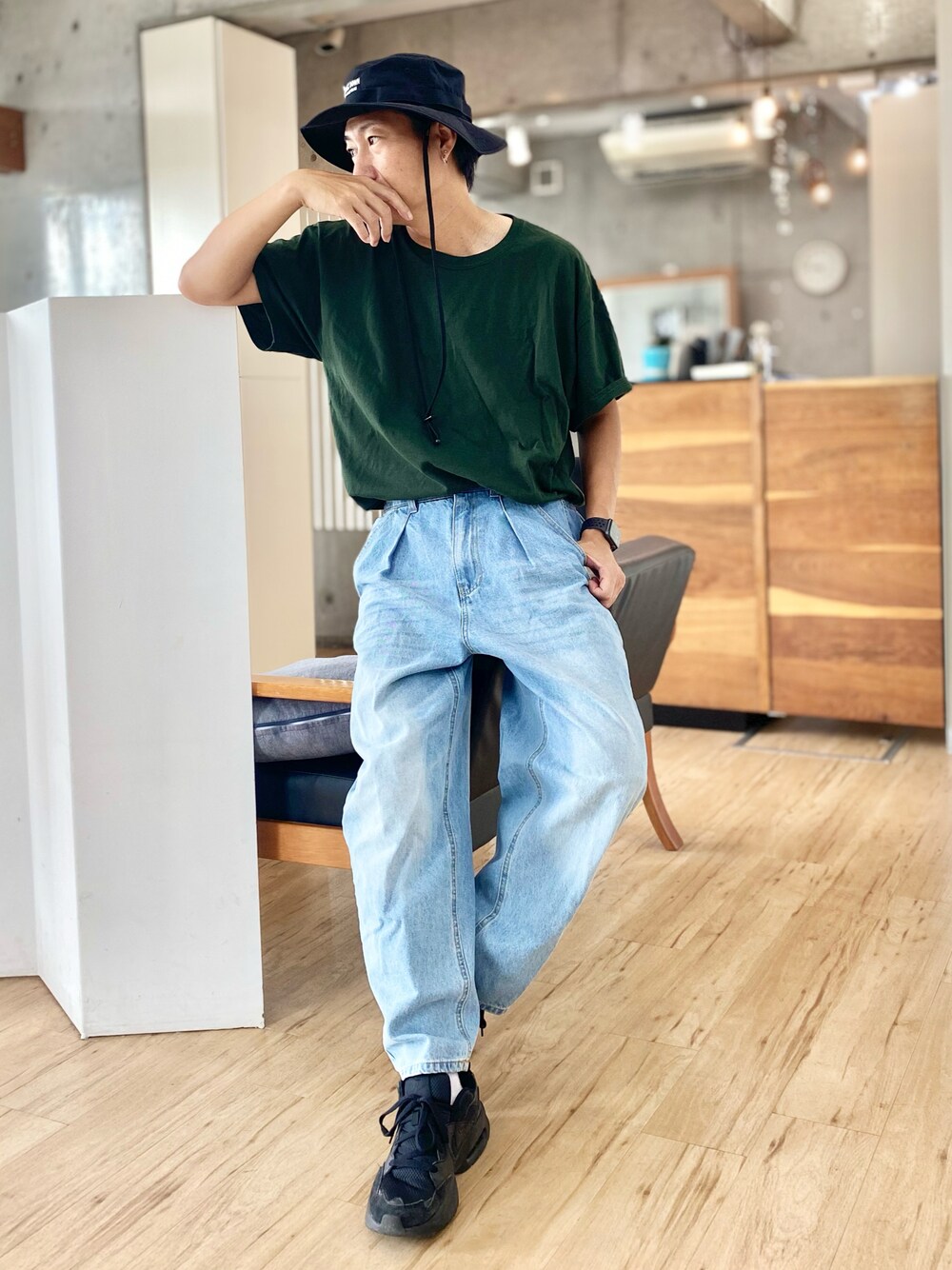 グリーン系のTシャツ/カットソー、ブルー系のデニムパンツ、ブラック系のスニーカーを着用したメンズの夏コーディネートの1枚目の写真