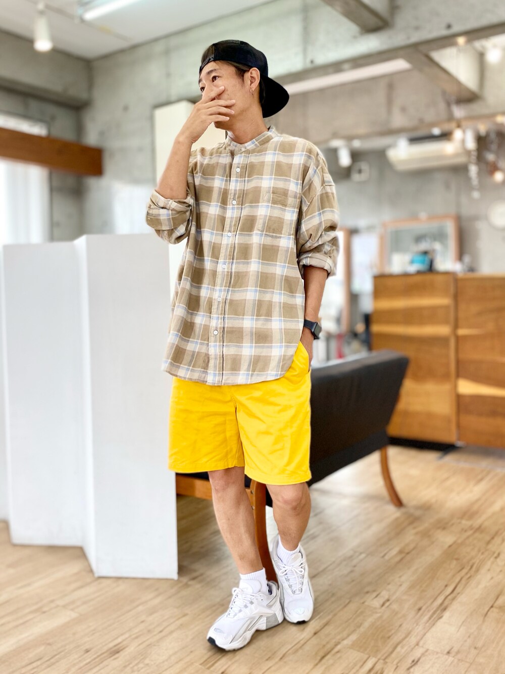 ベージュ系のシャツ/ブラウス、イエロー系のチノパンツ、ホワイト系のスニーカーを着用したメンズの夏コーディネートの1枚目の写真