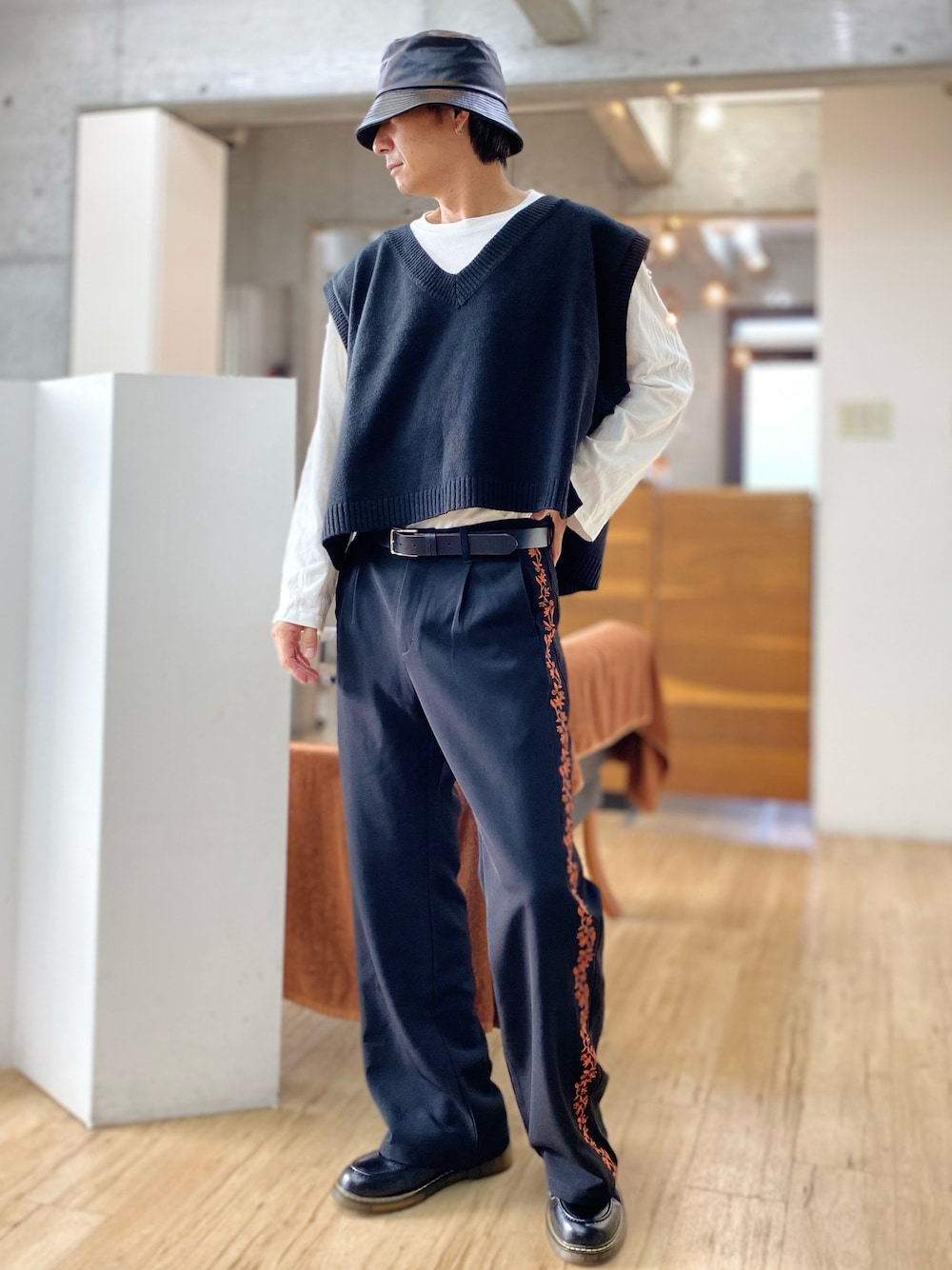「ニット、レザー、ローファー、秋のコーデ、ベスト、ハット、モノトーン、フレアパンツ、モノトーンコーデ、ラインパンツ、おしゃれさんと繋がりたい、いいね、save、フォローお願いします🤑、バケットハット」｜「BASQUE magentaの【BASQUE -enthusiastic design-】ビッグシルエット Vネック ニットベスト　ベリーショート丈(無地/切替)（ベスト、ブラック系）」を使った、チョキさんさん（メンズ・170cm）の秋コーディネートの1枚目の写真
