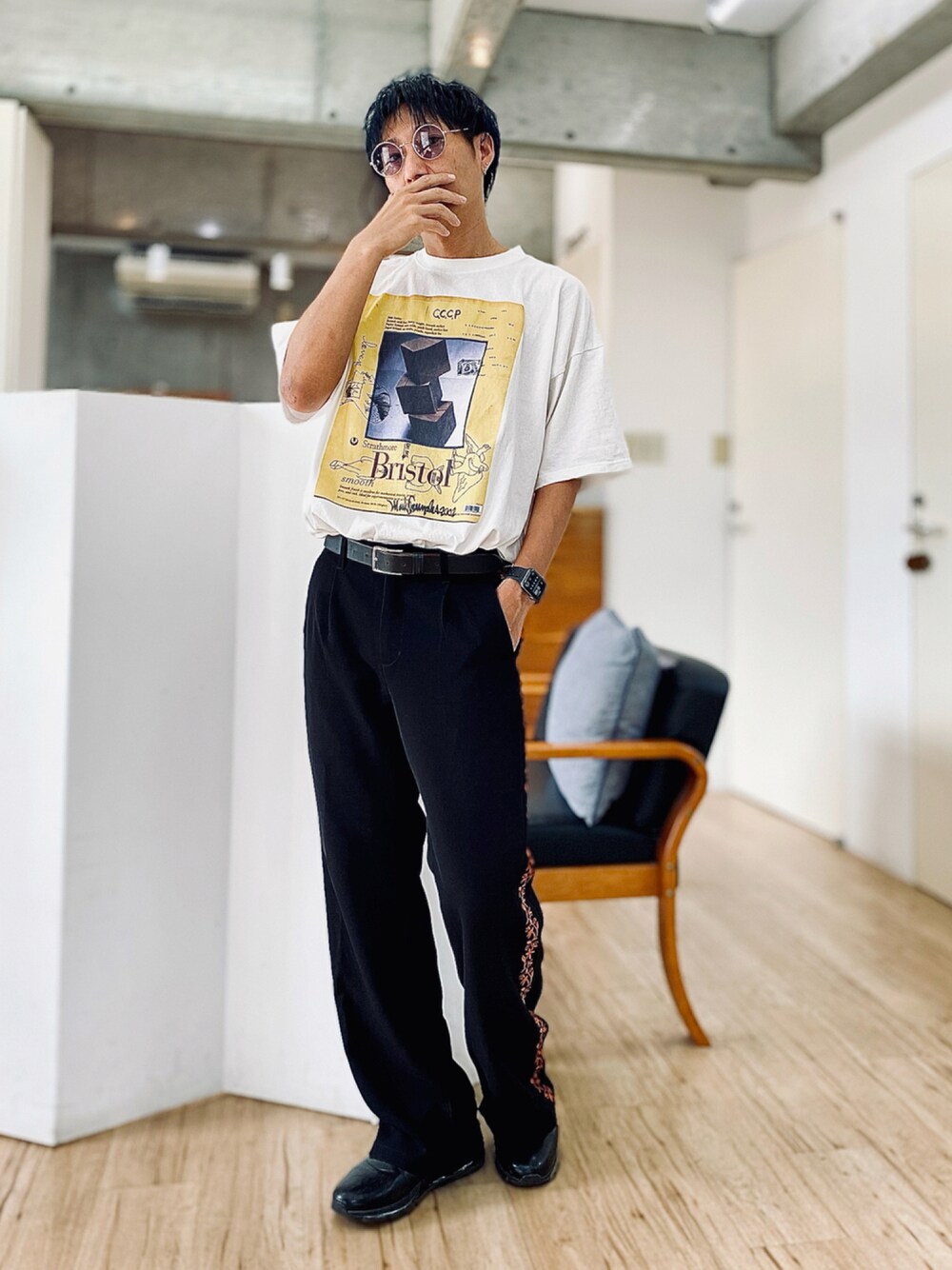 ブラック系のその他パンツ、ホワイト系のTシャツ/カットソー、ブラック系のスニーカーを着用したメンズの夏コーディネートの1枚目の写真