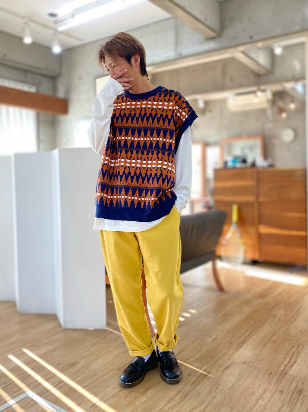 イエロー系のその他パンツ、ブラック系のローファー、ブルー系のベストを着用したメンズの秋コーディネートの1枚目の写真