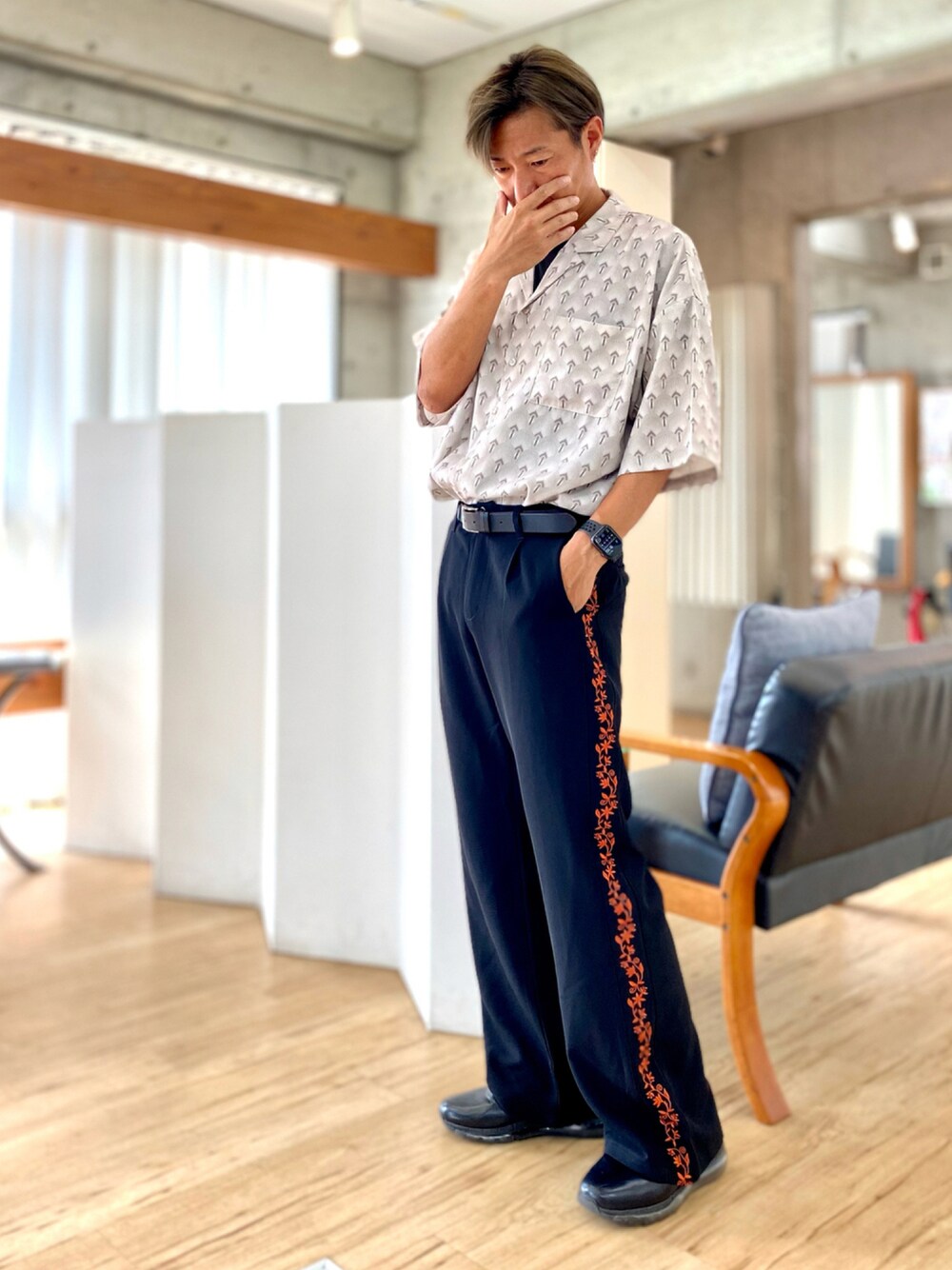 グレー系のシャツ/ブラウス、ブラック系のその他パンツ、ブラック系のスニーカーを着用したメンズの夏コーディネートの1枚目の写真