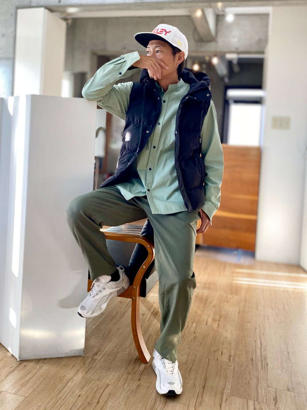グリーン系のチノパンツ、ホワイト系のスニーカー、グリーン系のシャツ/ブラウスを着用したメンズの秋コーディネートの1枚目の写真