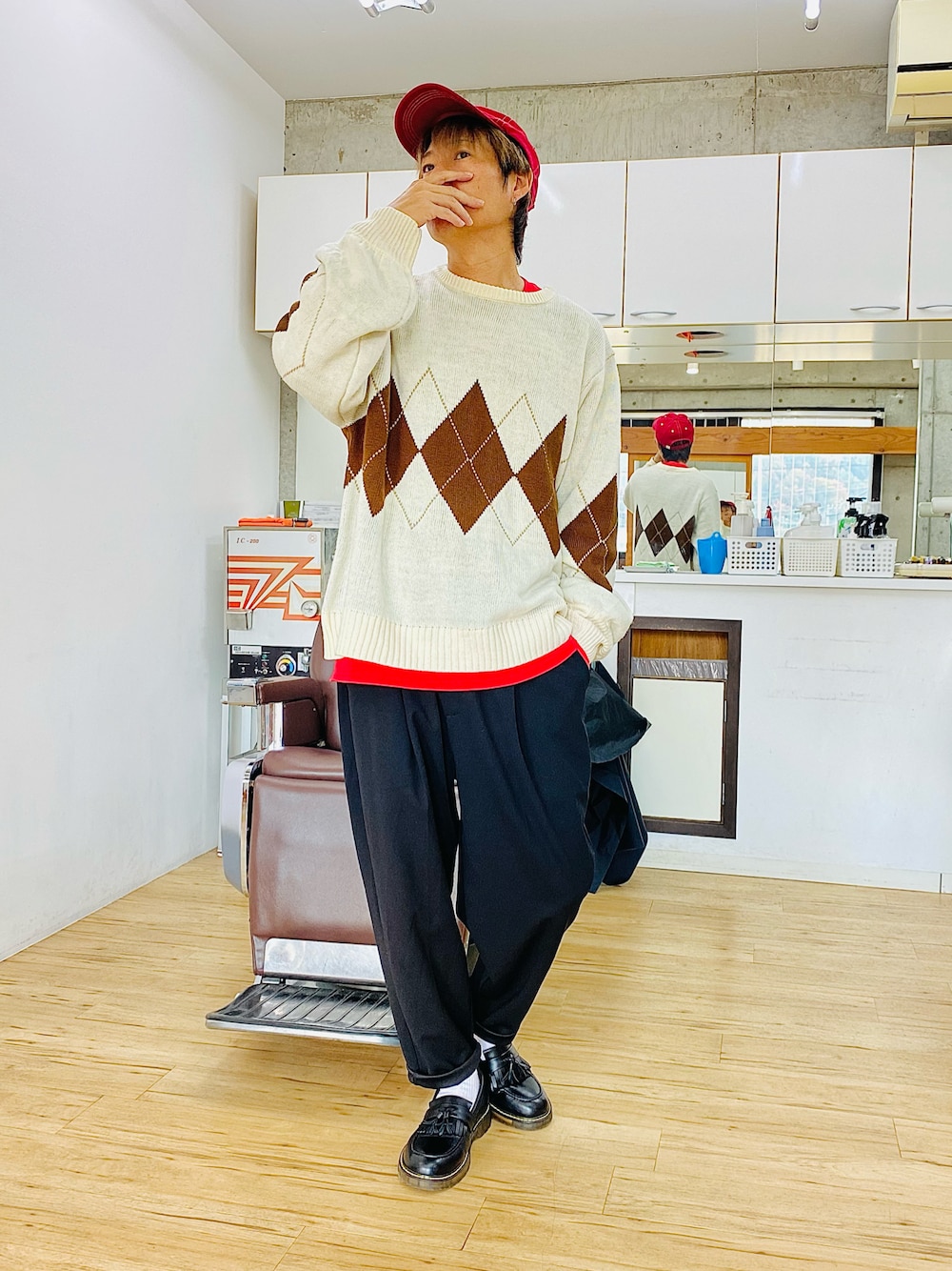 ブラック系のその他パンツ、ホワイト系のニット/セーター、ブラック系のローファーを着用したメンズの冬コーディネートの1枚目の写真