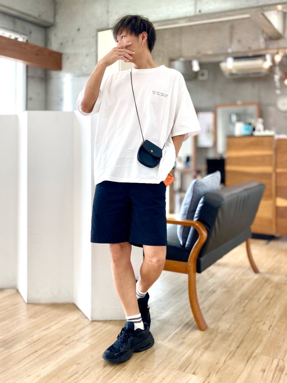 ブラック系のパンツ、ホワイト系のTシャツ/カットソー、ブラック系のスニーカーを着用したメンズの夏コーディネートの1枚目の写真