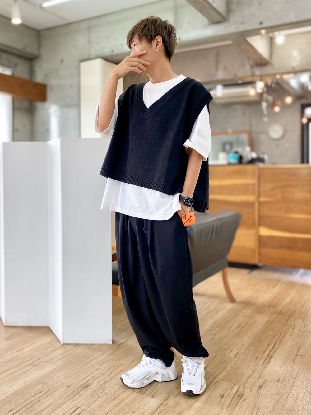 「白Tシャツ、ベスト、モノトーン、白スニーカー、大人カジュアル、おしゃれさんと繋がりたい、いいね、save、フォローお願いします🤑、コメント イイね 待ってまーす！」｜「Reebokのインターバル [INTVL 96] リーボック（スニーカー、ホワイト系）」を使った、チョキさんさん（メンズ・170cm）の夏コーディネートの1枚目の写真