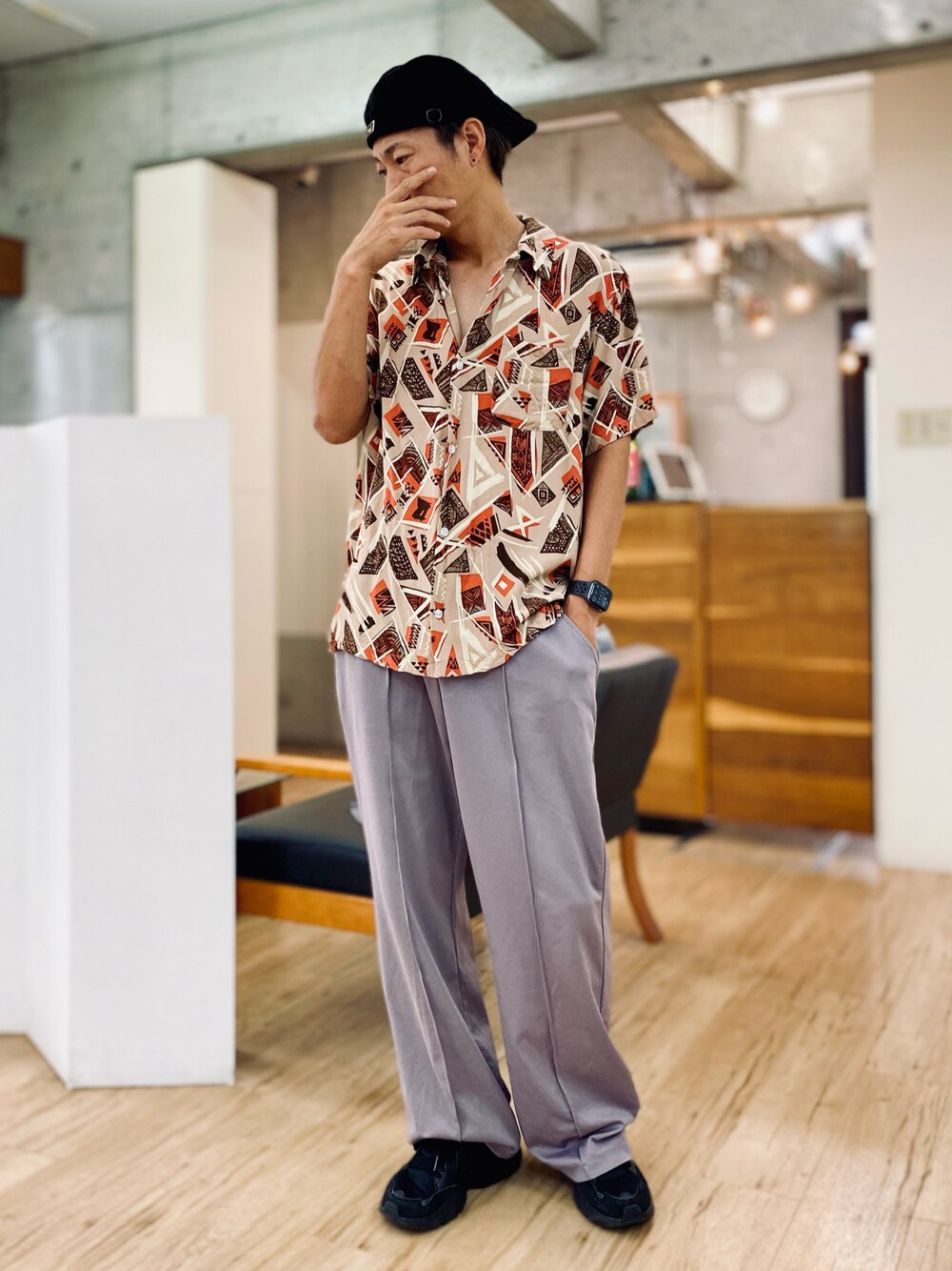 その他のシャツ/ブラウス、パープル系のスラックス、ブラック系のスニーカーを着用したメンズの夏コーディネートの1枚目の写真