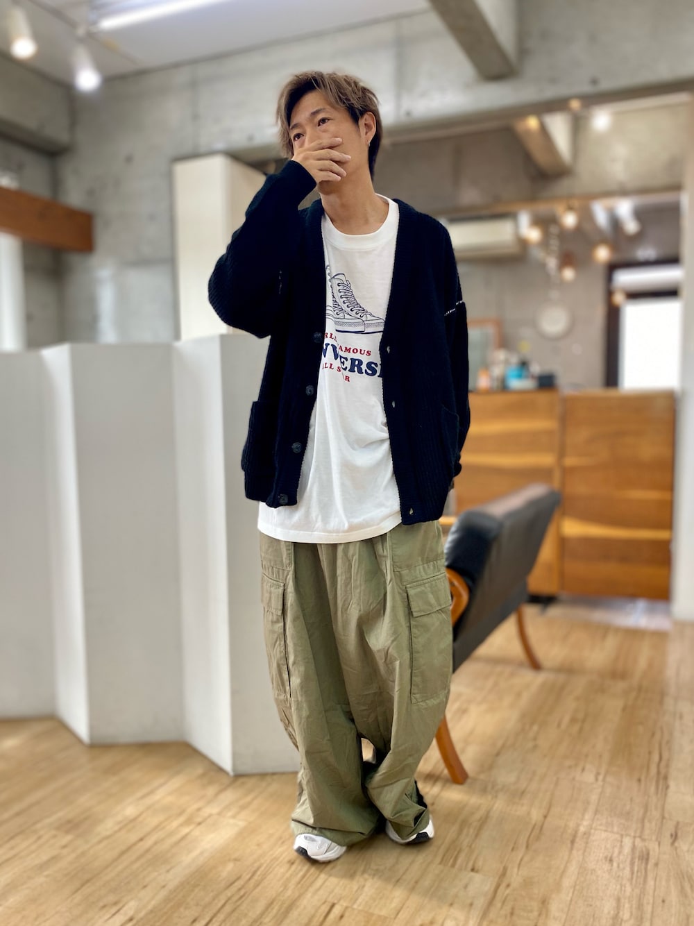 ブラック系のカーディガン/ボレロ、ホワイト系のTシャツ/カットソー、グリーン系のカーゴパンツを着用したメンズの秋コーディネートの1枚目の写真