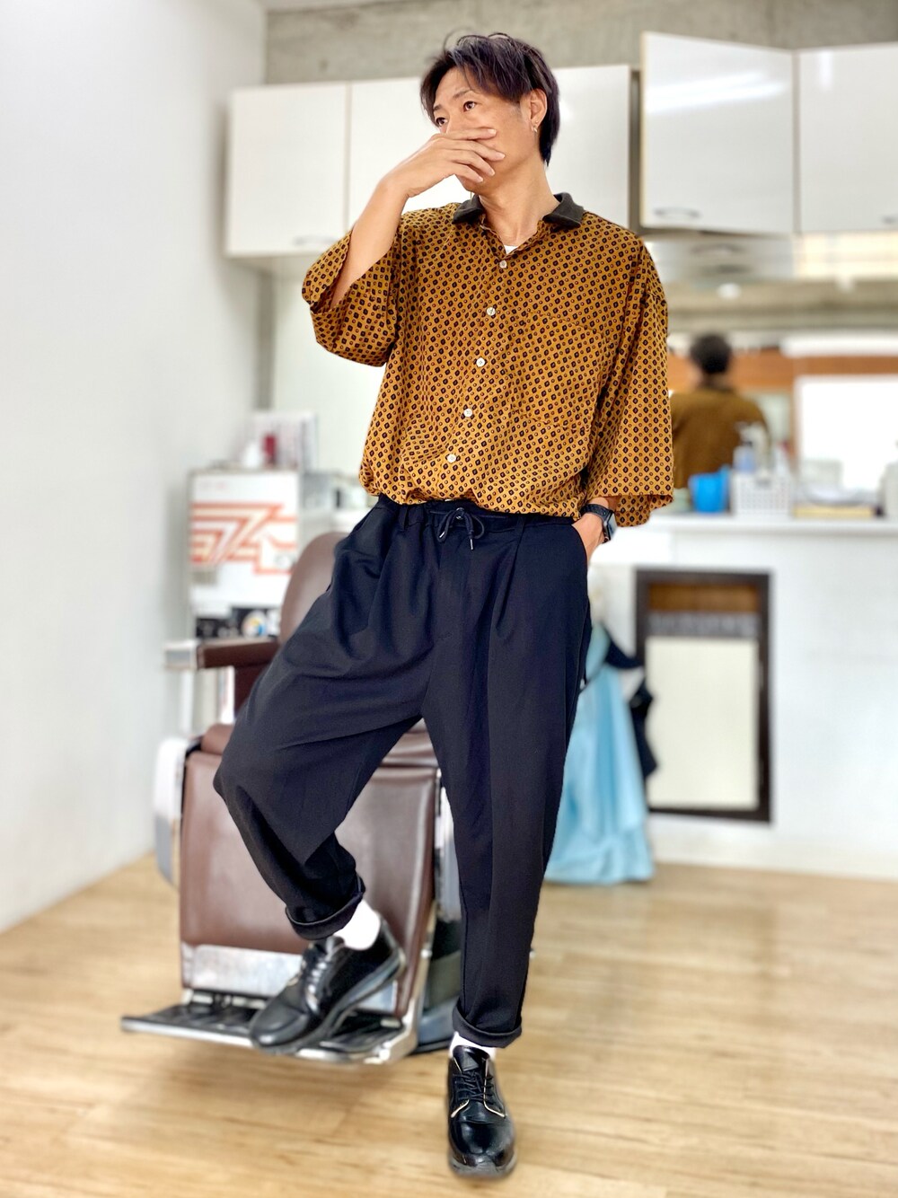 ブラック系のその他パンツ、イエロー系のシャツ/ブラウス、ブラック系のスニーカーを着用したメンズの秋コーディネートの1枚目の写真