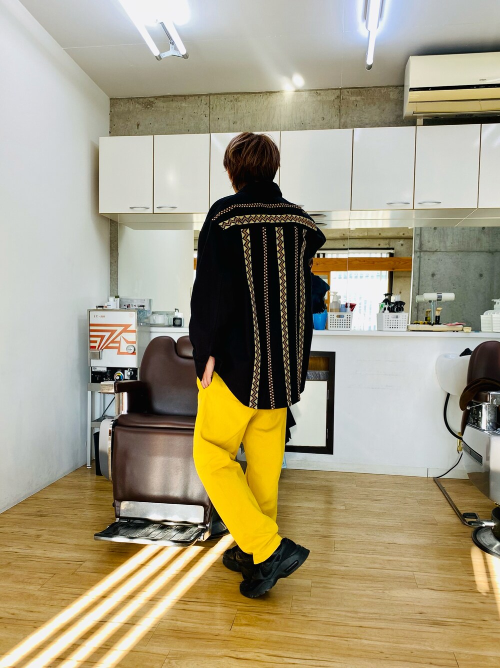 イエロー系のその他パンツ、グリーン系のシャツ/ブラウス、ブラック系のスニーカーを着用したメンズの冬コーディネートの1枚目の写真