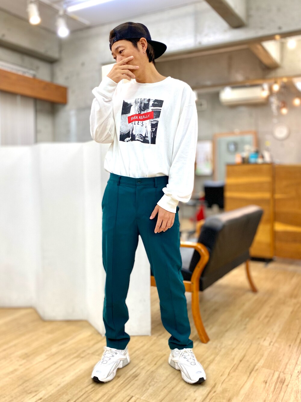 「シンプル、トレーナー、プリントスウェット、スウェット、スラックス、グリーン、センタープレス、タックイン、キャップ、おしゃれさんと繋がりたい、いいね、save、フォローお願いします🤑」｜「MinoriTYのセンタープレステーパードパンツ（その他パンツ、グリーン系）」を使った、チョキさんさん（メンズ・170cm）の秋コーディネートの1枚目の写真