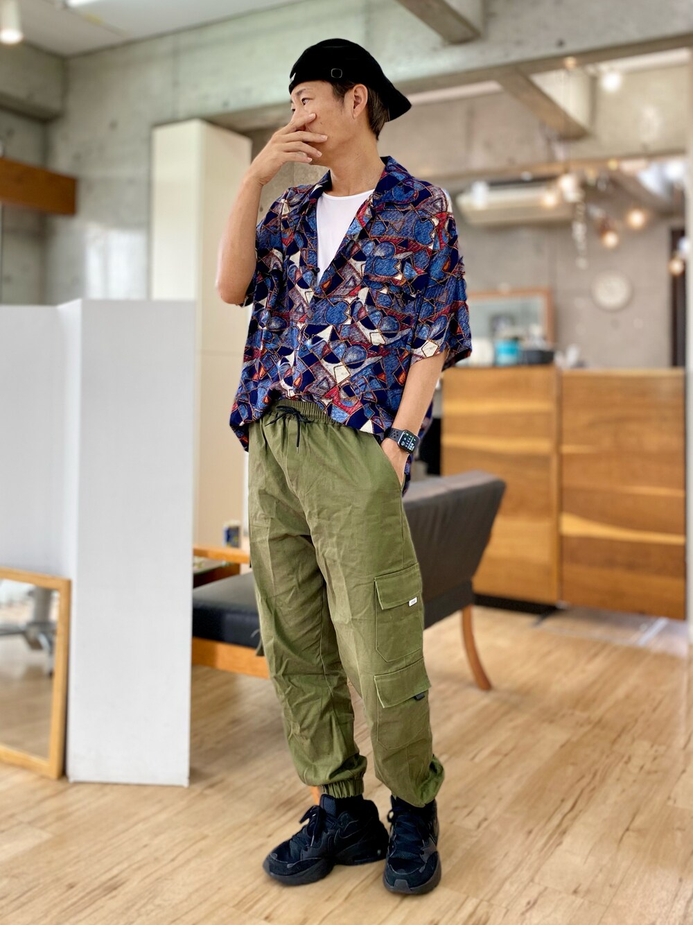 グリーン系のカーゴパンツ、ブラック系のスニーカー、ブルー系のシャツ/ブラウスを着用したメンズの夏コーディネートの1枚目の写真