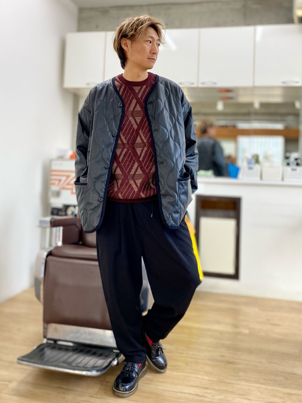 「大人カジュアル、大人コーデ、キルティングジャケット、スラックス、しまむら、ニット、ローファー」｜「A.S.Mの梨地 ジャージ ストレッチ イージー ワイドパンツ（その他パンツ、ブラック系）」を使った、チョキさんさん（メンズ・170cm）の冬コーディネートの1枚目の写真