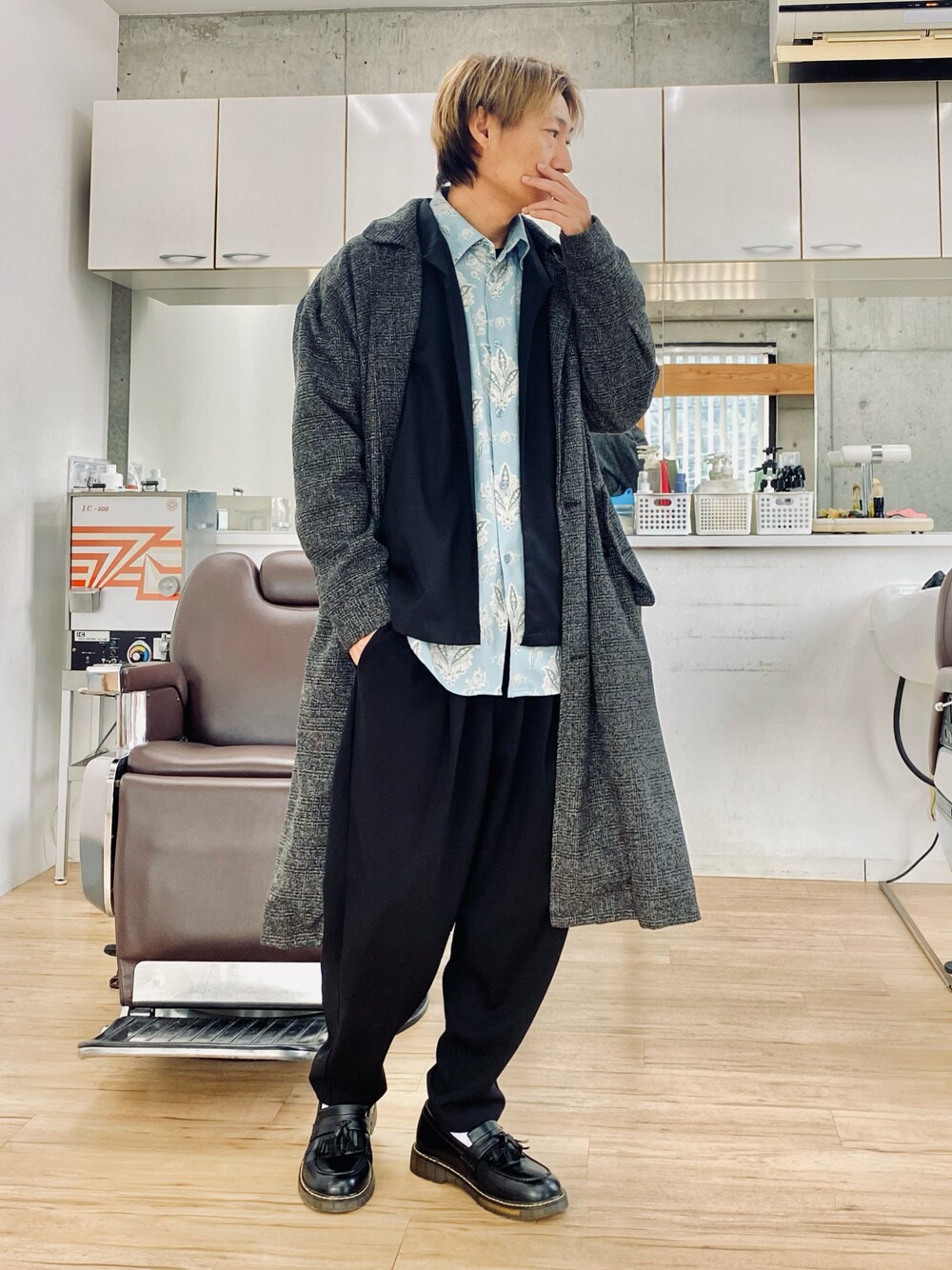 ブラック系のその他パンツ、ブラック系のローファー、グレー系のチェスターコートを着用したメンズの冬コーディネートの1枚目の写真