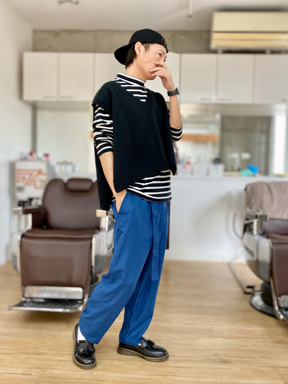 「大人カジュアル、ボーダー、ベスト、キャップ、スラックス、ローファー」｜「BenoのP/ライトツイル ベルト付き タックワイド テーパードパンツ（その他パンツ、ブルー系）」を使った、チョキさんさん（メンズ・170cm）の春コーディネートの1枚目の写真