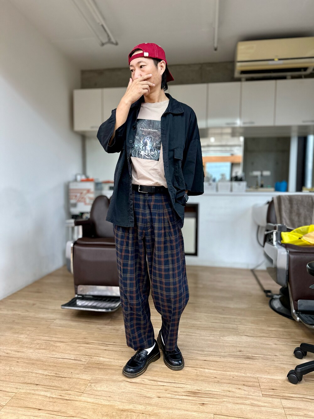 ブラック系のローファー、ブルー系のその他パンツ、ベージュ系のTシャツ/カットソーを着用したメンズの秋コーディネートの1枚目の写真