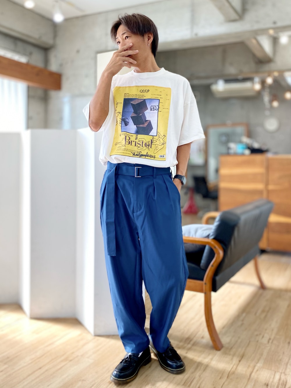 ホワイト系のTシャツ/カットソー、ブルー系のその他パンツ、ブラック系のローファーを着用したメンズの秋コーディネートの1枚目の写真