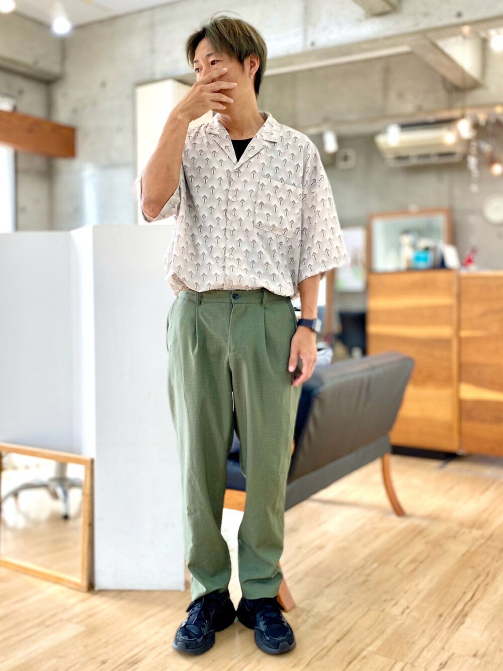 グリーン系のその他パンツ、グレー系のシャツ/ブラウス、ブラック系のスニーカーを着用したメンズの秋コーディネートの1枚目の写真