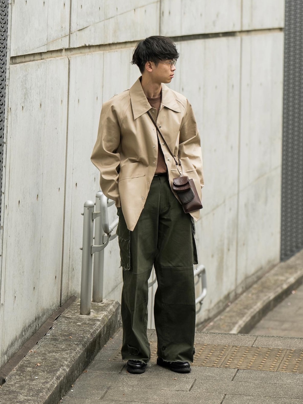 「シンプル、メンズコーデ、タックイン、ショルダーバッグ」｜「COLINのCOLIN:Ritz COTTON LONG SLEEVE TEE / Ritz コットンロングスリーブTシャツ（Tシャツ/カットソー、ブラウン系）」を使った、Suzuさん（メンズ・181cm）の春コーディネートの1枚目の写真