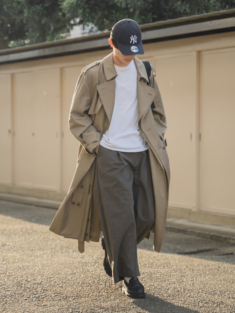 「秋のコーデ、大人コーデ、オトナカジュアル、秋服準備はじめました、トレンチコート、キャップ、ベースボールキャップ、ワイドパンツ、秋トレンド2021、アースカラー、リュック、ローファー」｜「steinのアイテム（トレンチコート、ベージュ系）」を使った、Suzuさん（メンズ・181cm）の秋コーディネートの1枚目の写真