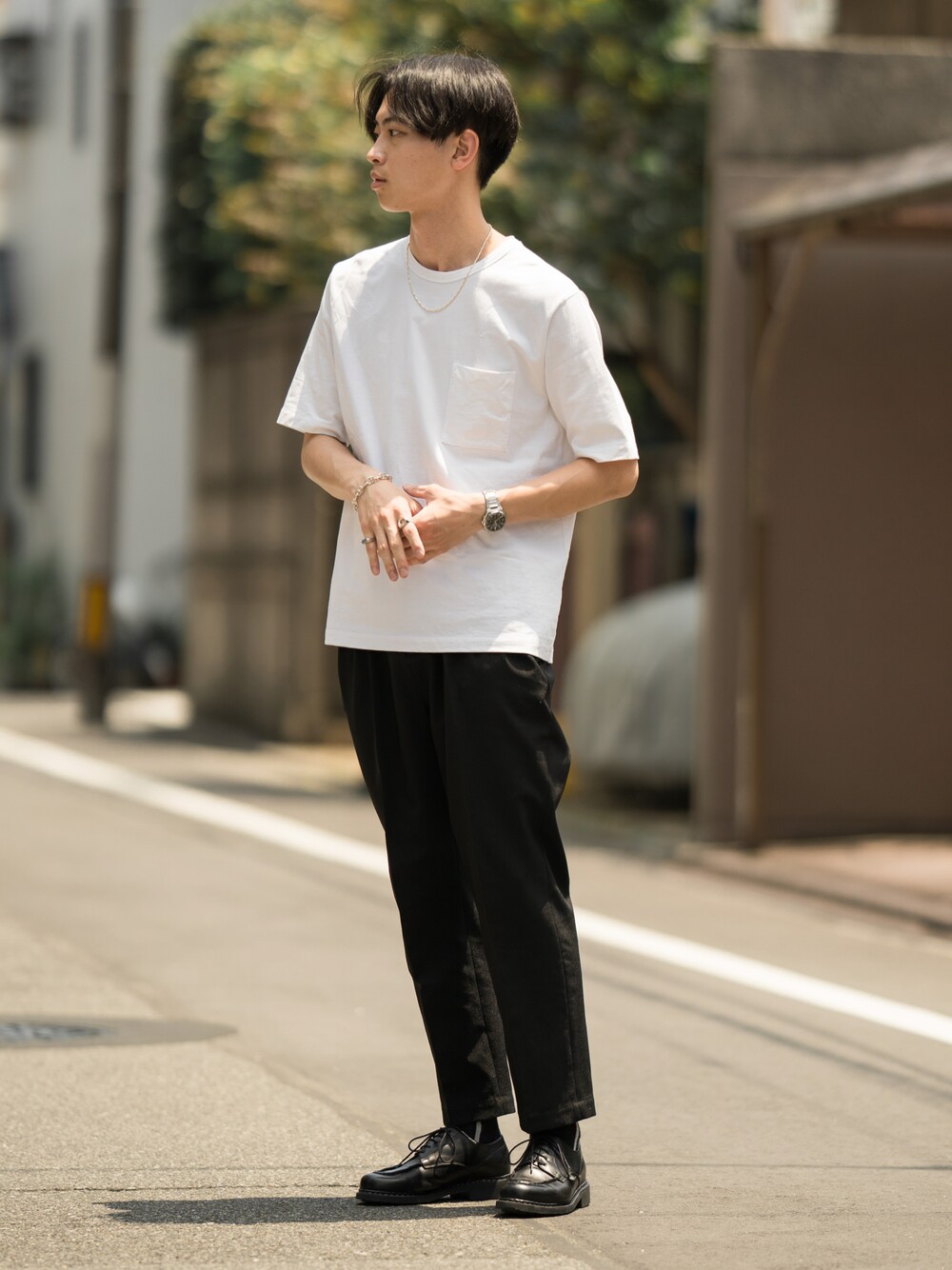 「休日スタイル、シンプル、シンプルコーデ、白Tシャツ、スラックス、グルカパンツ、大人コーデ、キレイめ、爽やかコーデ、シルバーアクセサリー」｜「BATONERの【SHIPS別注】BATONER: オーガニックコットン ハイカウント Tシャツ（Tシャツ/カットソー、ホワイト系）」を使った、Suzuさん（メンズ・181cm）の夏コーディネートの1枚目の写真