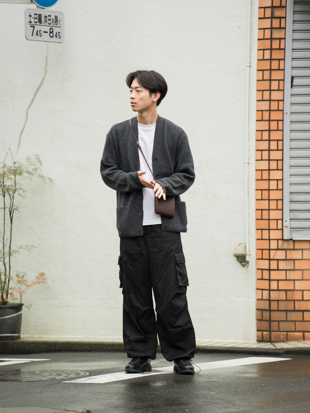 「休日スタイル、カーディガン、カーゴパンツ、ミリタリー、レザーバッグ、グレー、オトナカジュアル、革靴、シンプル、秋トレンド2021、秋のコーデ、秋コーデ」｜「UNIQLO Uのアイテム（カーディガン/ボレロ、グレー系）」を使った、Suzuさん（メンズ・181cm）の秋コーディネートの1枚目の写真