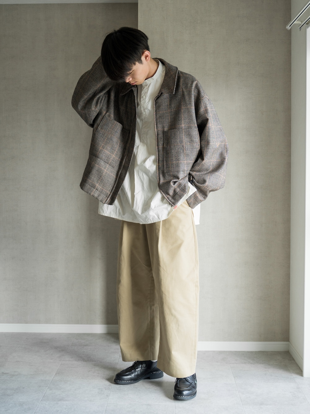 「秋コーデ、冬コーデ、ワイドパンツ、ベージュ、いいね、save、フォローお願いします🤑、シャツコーデ、オーバーサイズ、ブルゾン、チェック柄、革靴」｜「steinのアイテム（ブルゾン、ブラウン系）」を使った、Suzuさん（メンズ・181cm）の秋コーディネートの1枚目の写真