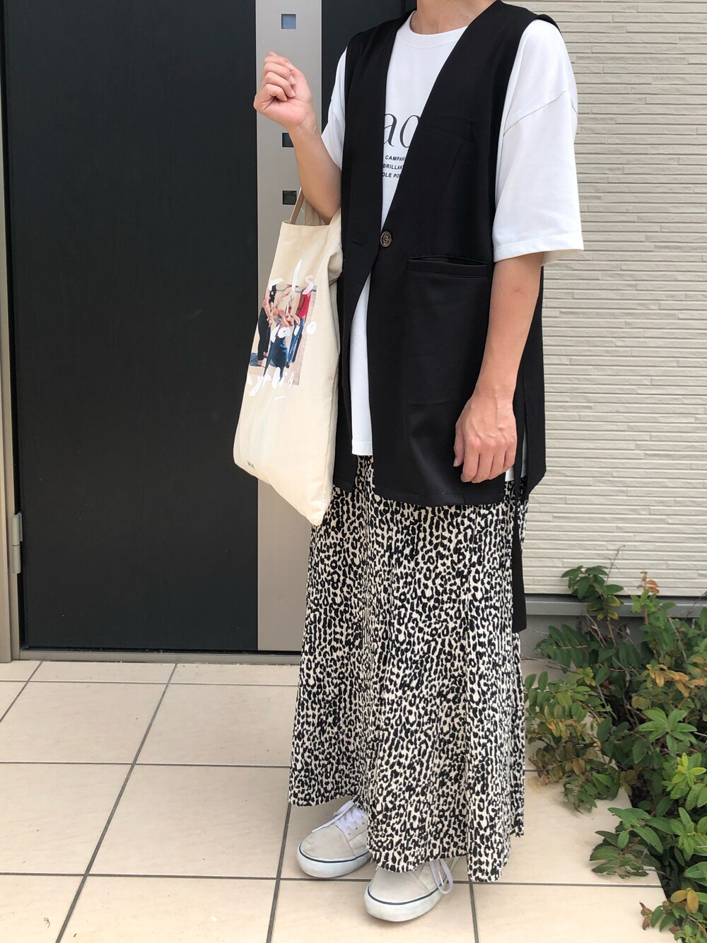 「夏コーデ、ラクチンコーデ、プチプラ、白Tシャツ、休日スタイル、柄スカート、ひょう柄、ジレ、トートバッグ、きれいめカジュアル」｜「SOMETHINGの【SOMETHING/サムシング】PHOTO TOTE（トートバッグ、ホワイト系）」を使った、maco..さん（レディース・160cm）の夏コーディネートの1枚目の写真