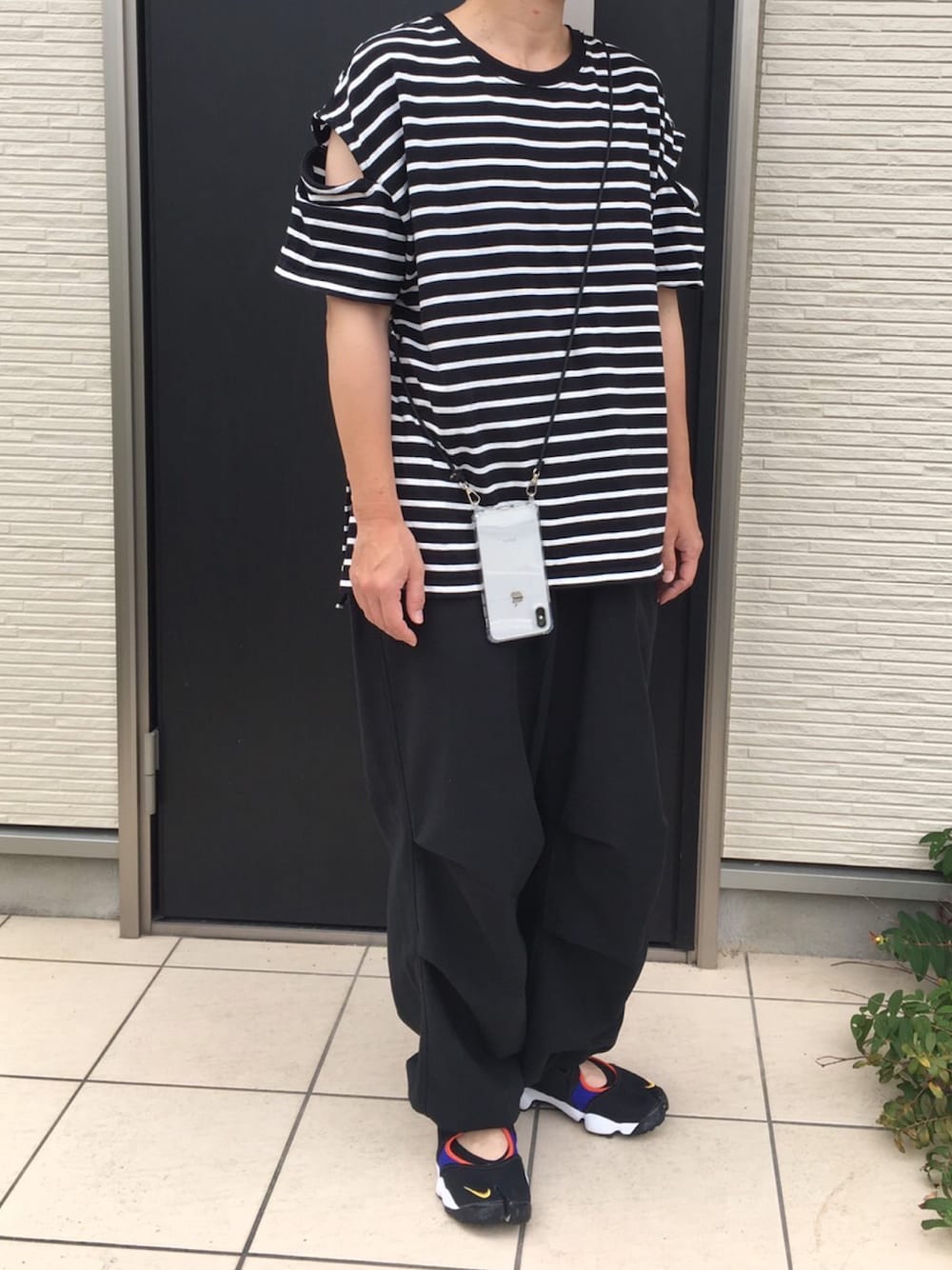 「カジュアルコーデ、ブラックコーデ、ラクチンコーデ、ボーダー、エアリフト、earthy、パラシュートパンツ」｜「DISCOATのボーダー袖スリットプルオーバー《WEB限定カラーあり》（Tシャツ/カットソー、ブラック系）」を使った、maco..さん（レディース・160cm）の夏コーディネートの1枚目の写真