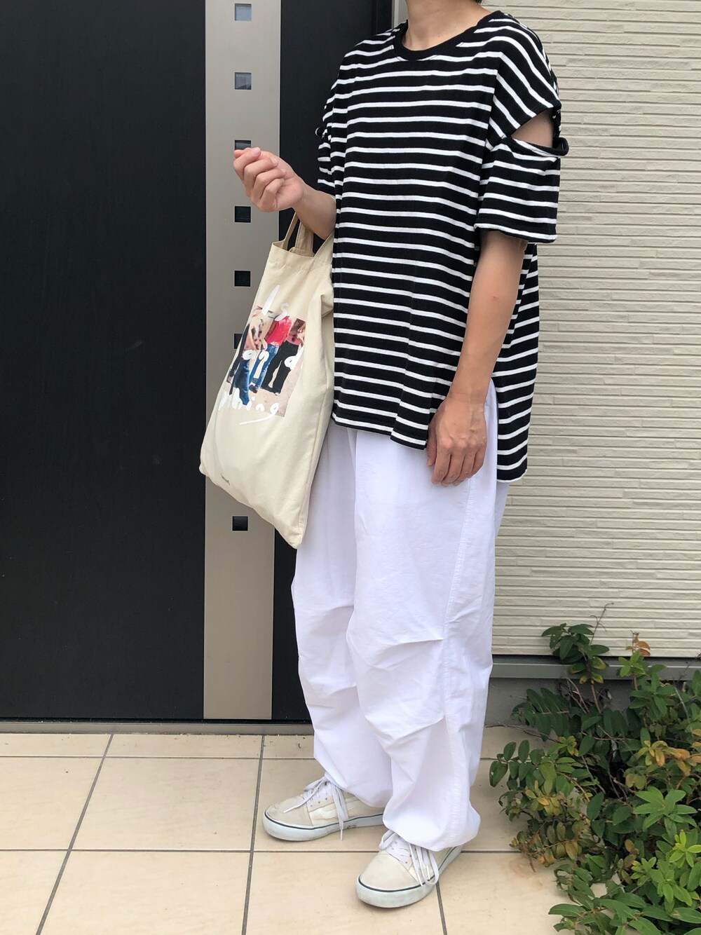 「夏コーデ、カジュアルコーデ、ラフ、着回しコーデ、ボーダー、パラシュートパンツ、earthy、トートバッグ、モノトーン」｜「SOMETHINGの【SOMETHING/サムシング】PHOTO TOTE（トートバッグ、ホワイト系）」を使った、maco..さん（レディース・160cm）の夏コーディネートの1枚目の写真