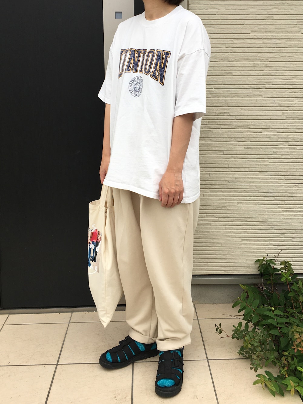「夏コーデ、ゆるコーデ、カラーソックス、メンズライク、サンダル、トートバッグ、ロゴT」｜「DISCOATのサークルカレッジロゴ半袖Tシャツ（Tシャツ/カットソー、ホワイト系）」を使った、maco..さん（レディース・160cm）の春コーディネートの1枚目の写真