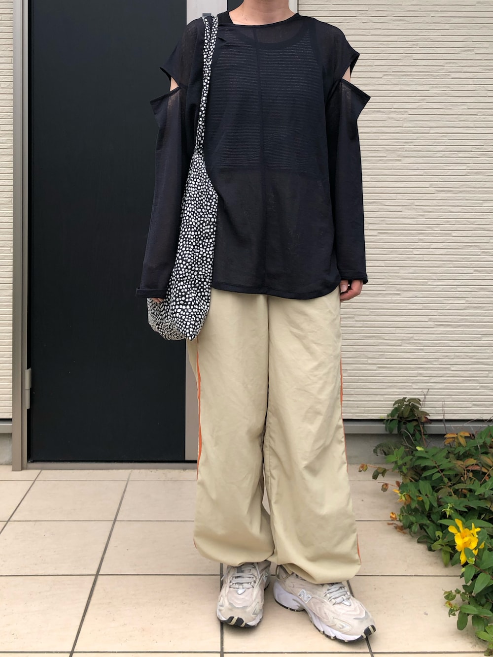 「ラフコーデ、カジュアルコーデ、シアートップス、ラインパンツ、ナイロンパンツ、スポーツミックス、スニーカーコーデ」｜「DISCOATのシアー肩開きプルオーバー（Tシャツ/カットソー、ブラック系）」を使った、maco..さん（レディース・160cm）の夏コーディネートの1枚目の写真