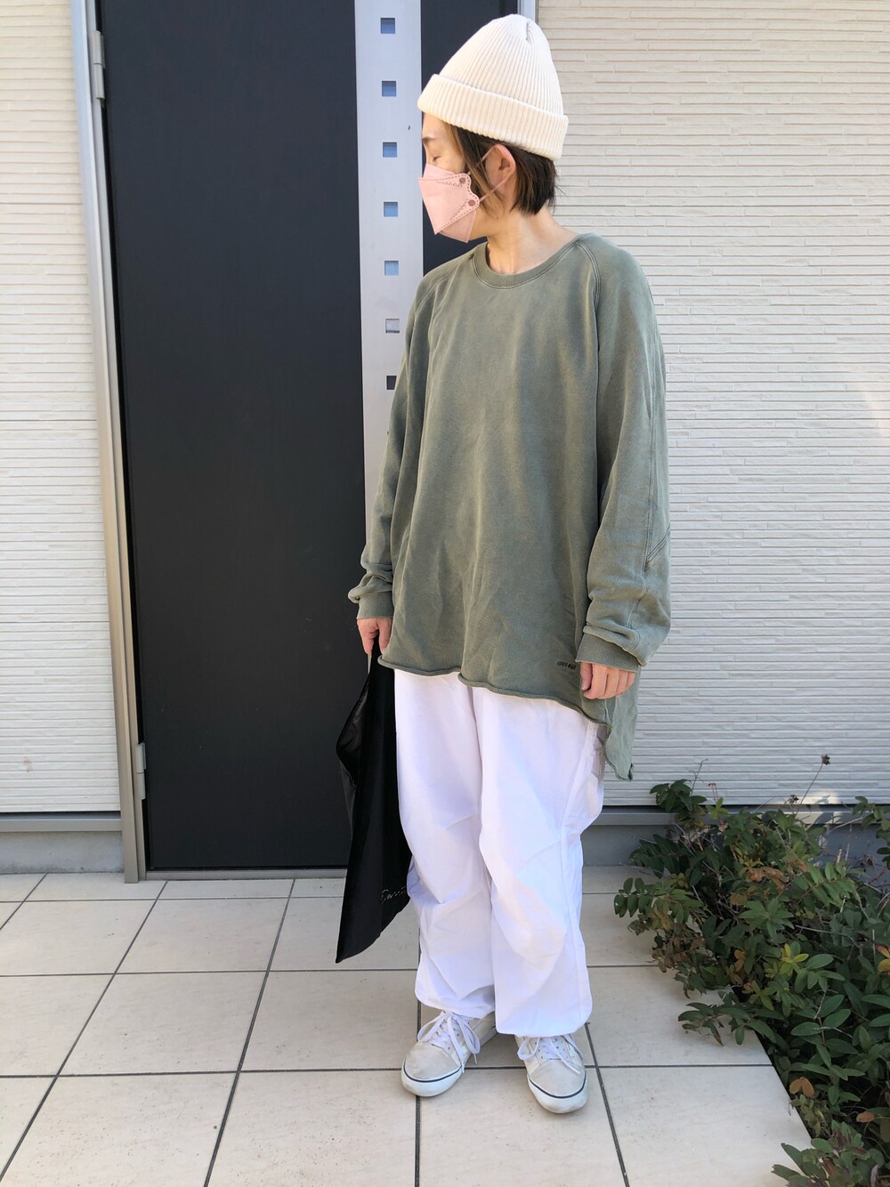 「秋のコーデ、着回しコーデ、ニット帽、パラシュートパンツ、earthy、スウェット、オーバーサイズ、ゆるコーデ、ホワイトパンツ」｜「Omekashiの【earthy_】パラシュートパンツ（その他パンツ、ホワイト系）」を使った、maco..さん（レディース・160cm）の秋コーディネートの1枚目の写真