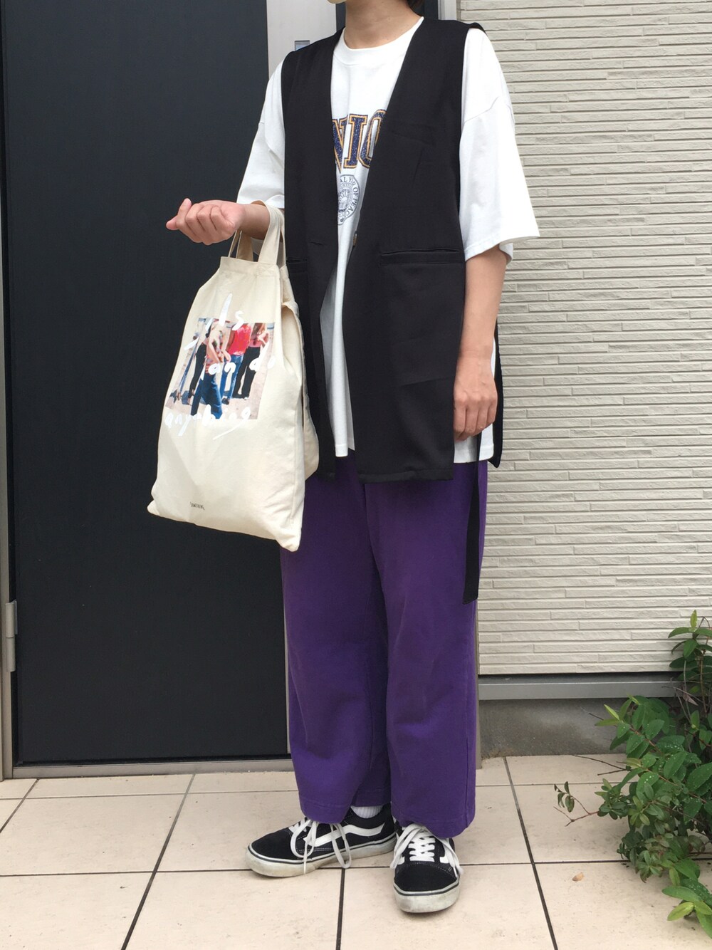 「夏コーデ、ジレ、ロゴT、トートバッグ、カラーパンツ、スニーカーコーデ、カジュアルコーデ」｜「DISCOATのサークルカレッジロゴ半袖Tシャツ（Tシャツ/カットソー、ホワイト系）」を使った、maco..さん（レディース・160cm）の春コーディネートの1枚目の写真