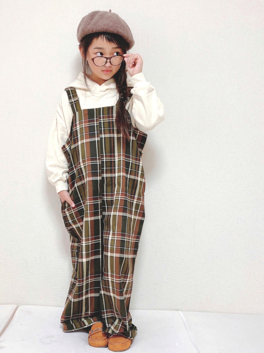 haruhinaさんの「チェック柄サロペット（antiqua）」を使ったコーディネートの1枚目の写真