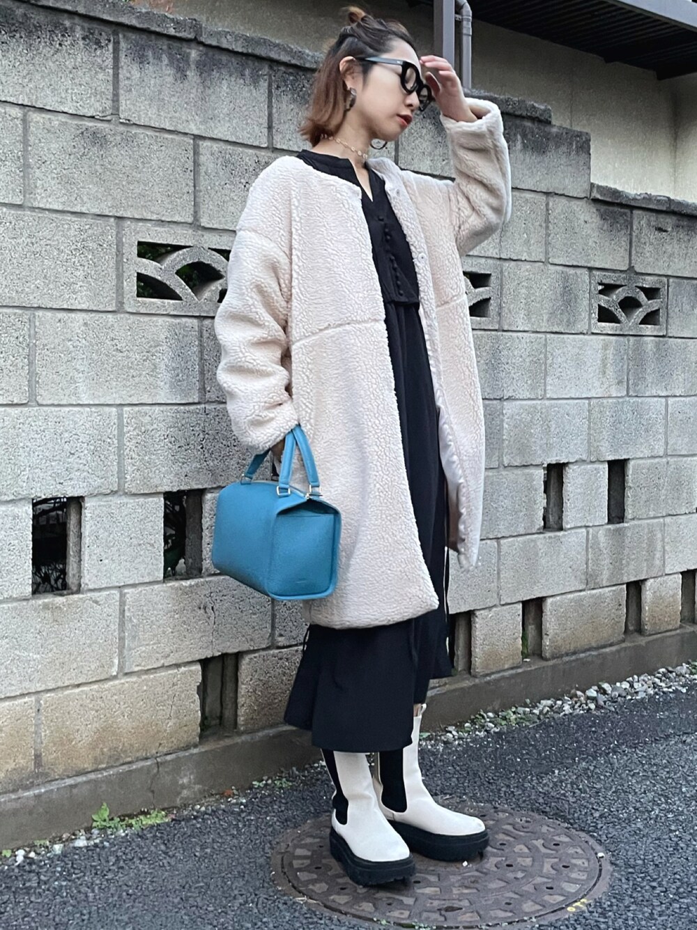 「ワンピース、めがね、冬コーデ、モノトーン、休日スタイル、サイドゴアブーツ、ボストンバッグ、モノトーンコーデ、メガネ女子、チェルシーブーツ、ボアコート、モノトーンに差し色、chiiiibag、ch!iiibag、ボアジャケット」｜「SUGAR BISKETのノーカラーロングボアコート（その他アウター、ベージュ系）」を使った、yukariさん（レディース・168cm）の冬コーディネートの1枚目の写真
