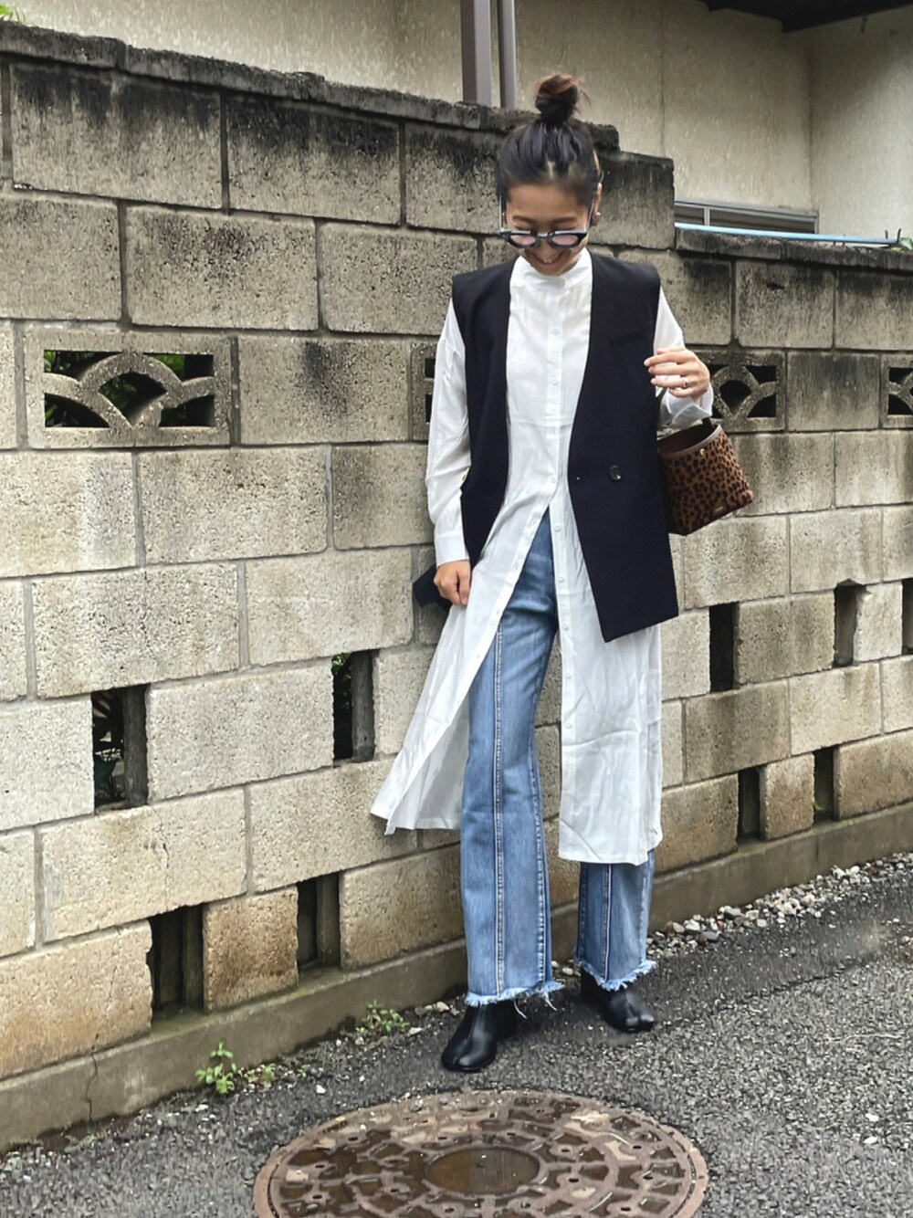 「デニム、レオパード、秋のコーデ、ノーカラー、ベスト、ショートブーツ、大人カジュアル、切り替え、シャツワンピ、メガネ女子、バンドカラー、秋コーデ、高身長女子、足袋ブーツ」｜「SUGAR BISKETのバックリボンスリットシャツワンピース（ワンピース、ホワイト系）」を使った、yukariさん（レディース・168cm）の秋コーディネートの1枚目の写真