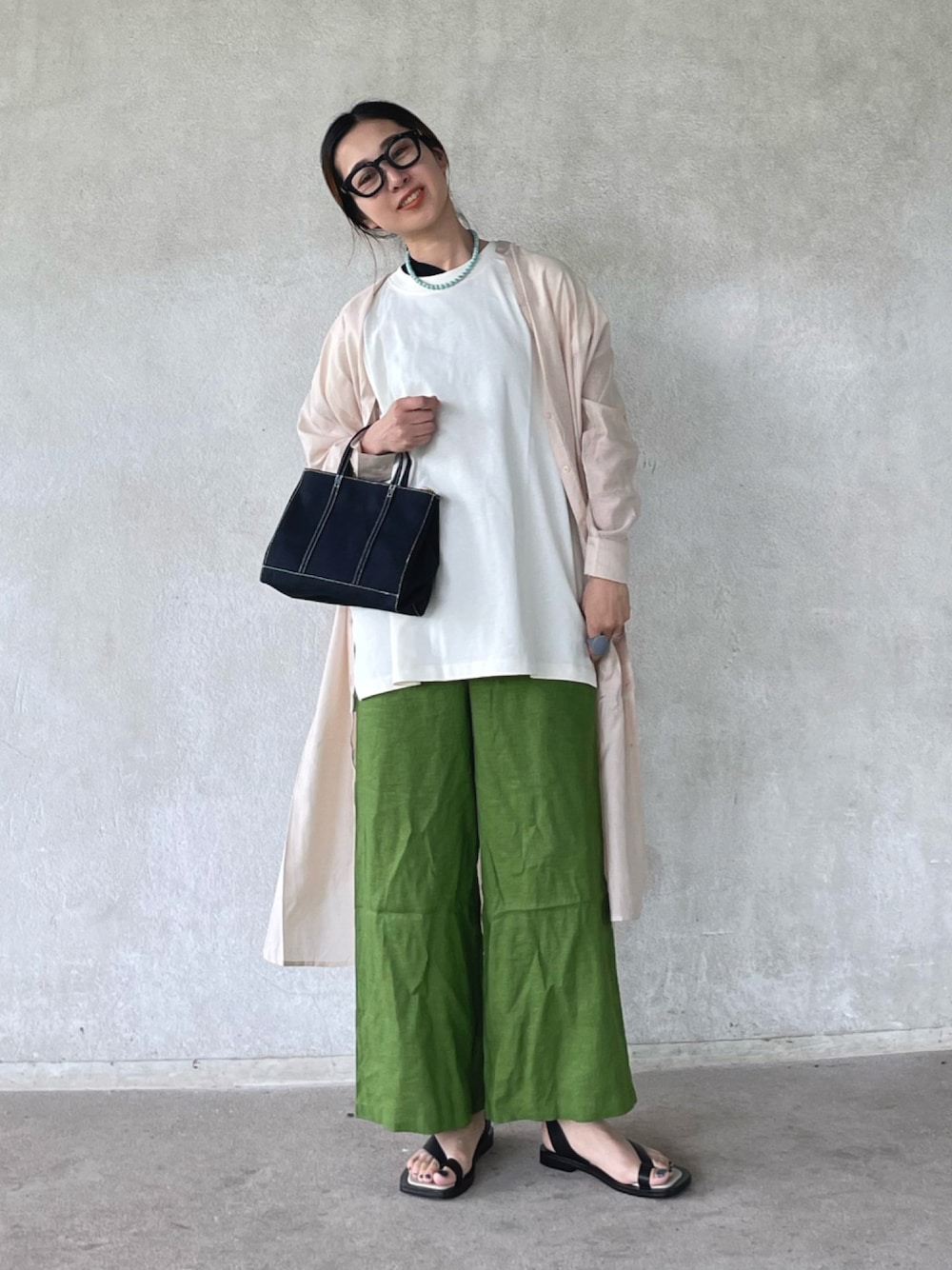 「シャツワンピ、シャツワンピース、russet、ラシット、カラーパンツ、レイヤードスタイル、トートバッグ、サンダル、ゆるコーデ、休日スタイル、春夏コーデ、夏ワンピ」｜「russetの＜SHOPPER＞キャンバストートバッグ S／CE-241（ハンドバッグ、ブラック系）」を使った、yukariさん（レディース・168cm）の春コーディネートの1枚目の写真