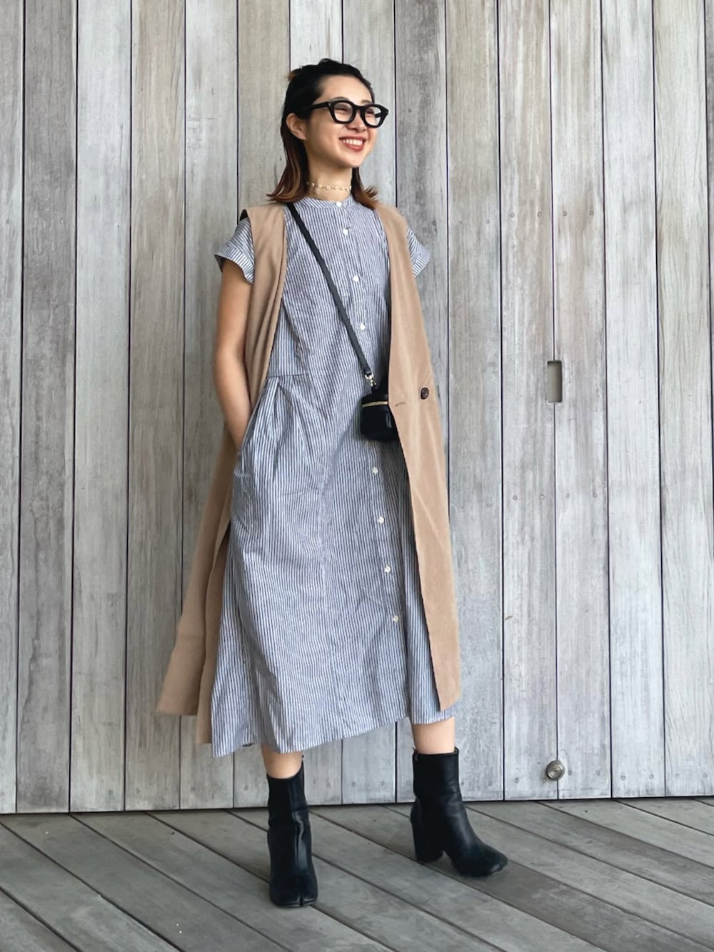 「ジレ、ロングワンピース、レイヤードスタイル、シャツワンピ、ショートブーツ、春夏コーデ、ミニバッグ、chiiiibag、大人カジュアル、メガネ女子、きれいめカジュアル、ロングベスト、ロングジレ」｜「UR Lab.の『UR TECH Smart Linen Touch』ウエストタックフレンチワンピース（ワンピース、ブラック系）」を使った、yukariさん（レディース・168cm）の春コーディネートの1枚目の写真