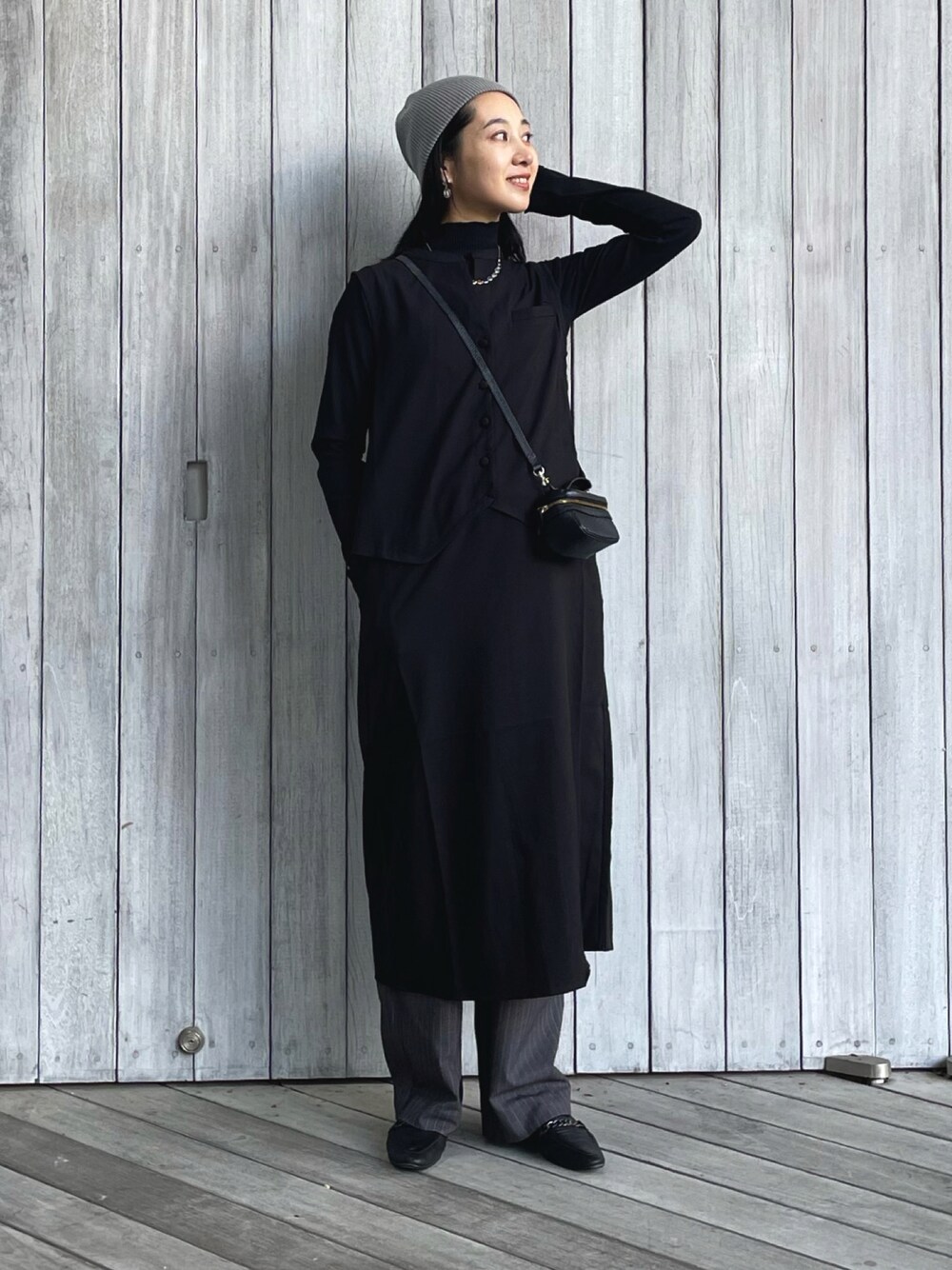 ブラック系のワンピース、ブラック系のローファー、ブラック系のTシャツ/カットソーを着用したレディースの秋コーディネートの1枚目の写真