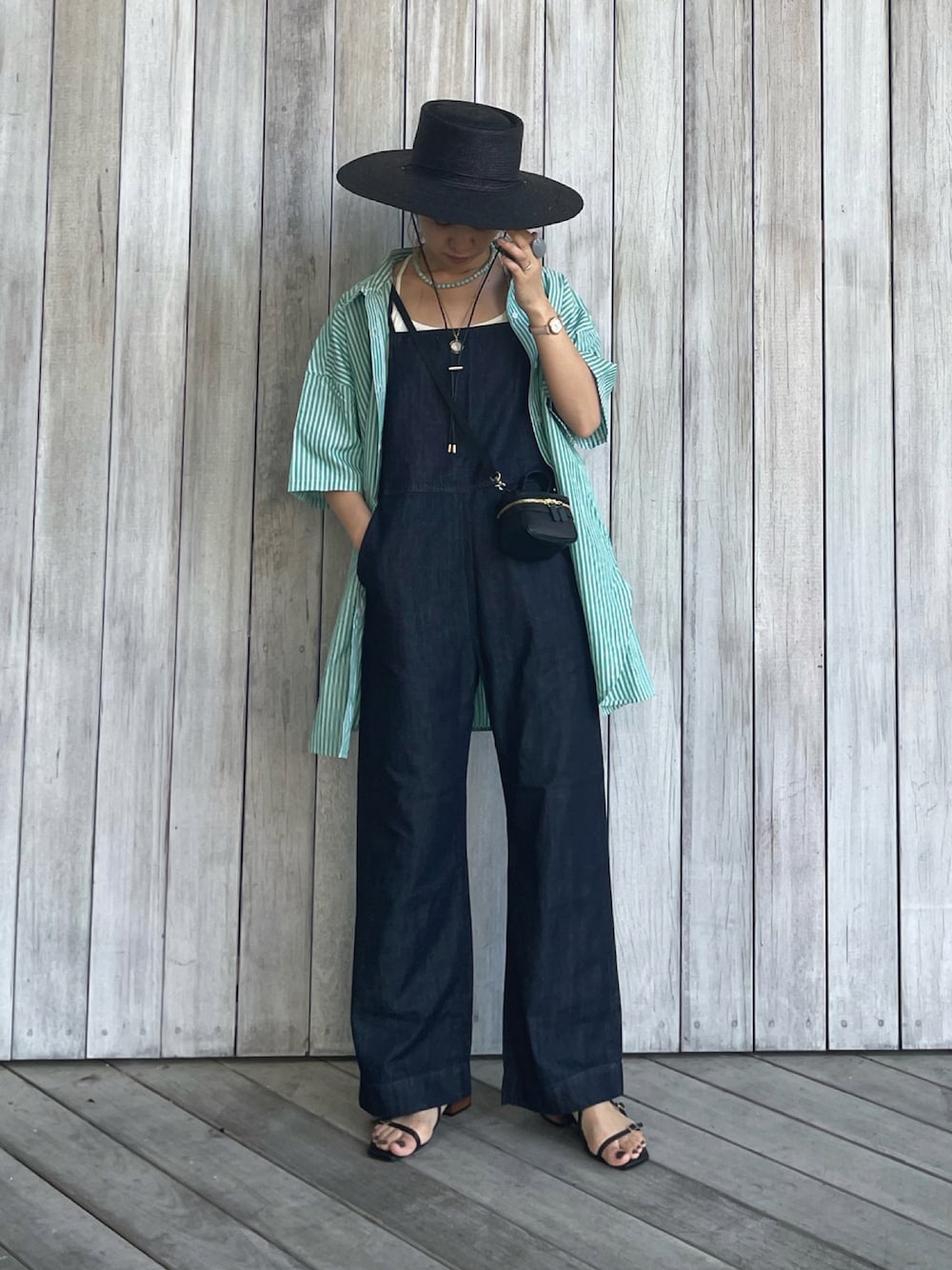 「大人カジュアル、chacocloset、チャコクローゼット、メンズライク、半袖シャツ、PR、ストローハット、サンダル、サヴァサヴァ、サヴァサヴァの靴、足が痛くならない靴、サロペット、シャツスタイル、レイヤードスタイル」｜「Chaco closetのオーバーサイズメンズライクレギュラーカラー半袖シャツ/ストライプシャツ（シャツ/ブラウス、グリーン系）」を使った、yukariさん（レディース・168cm）の夏コーディネートの1枚目の写真