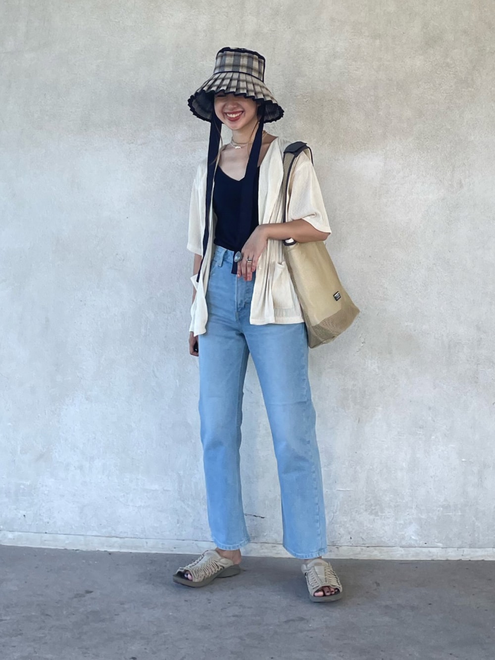 「デニム、タックイン、ローナマーレイ、lornamurray、keen、UNEEK、Lee、leejapan、カジュアル、麦わら帽子、夏コーデ」｜「ap retroの【_____m.weコラボ】プリーツブラウスカーディガン（シャツ/ブラウス、ホワイト系）」を使った、yukariさん（レディース・168cm）の夏コーディネートの1枚目の写真