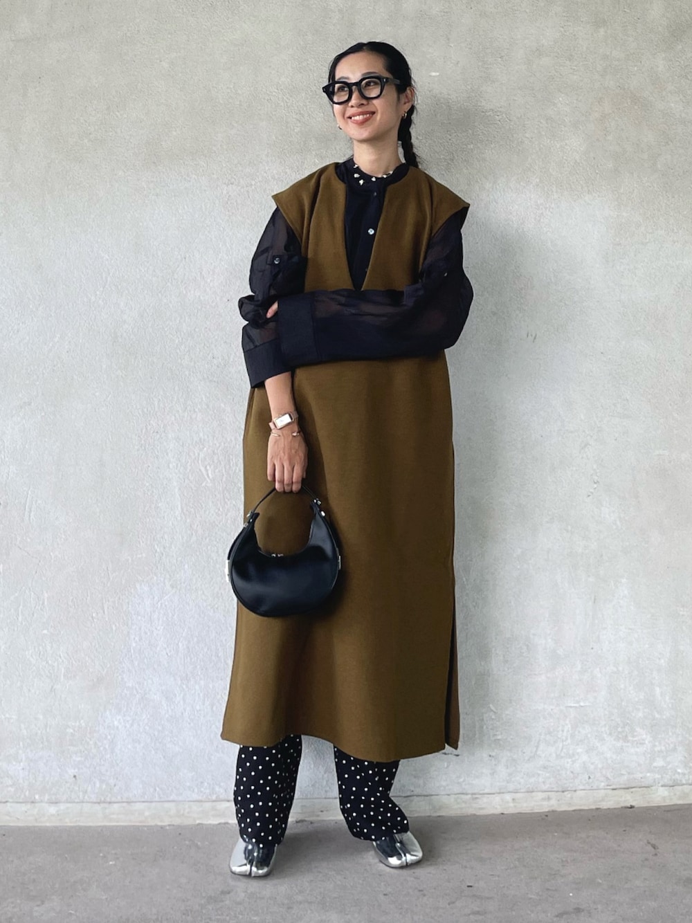 グリーン系のワンピース、ブラック系のシャツ/ブラウス、ブラック系のその他パンツを着用したレディースの秋コーディネートの1枚目の写真